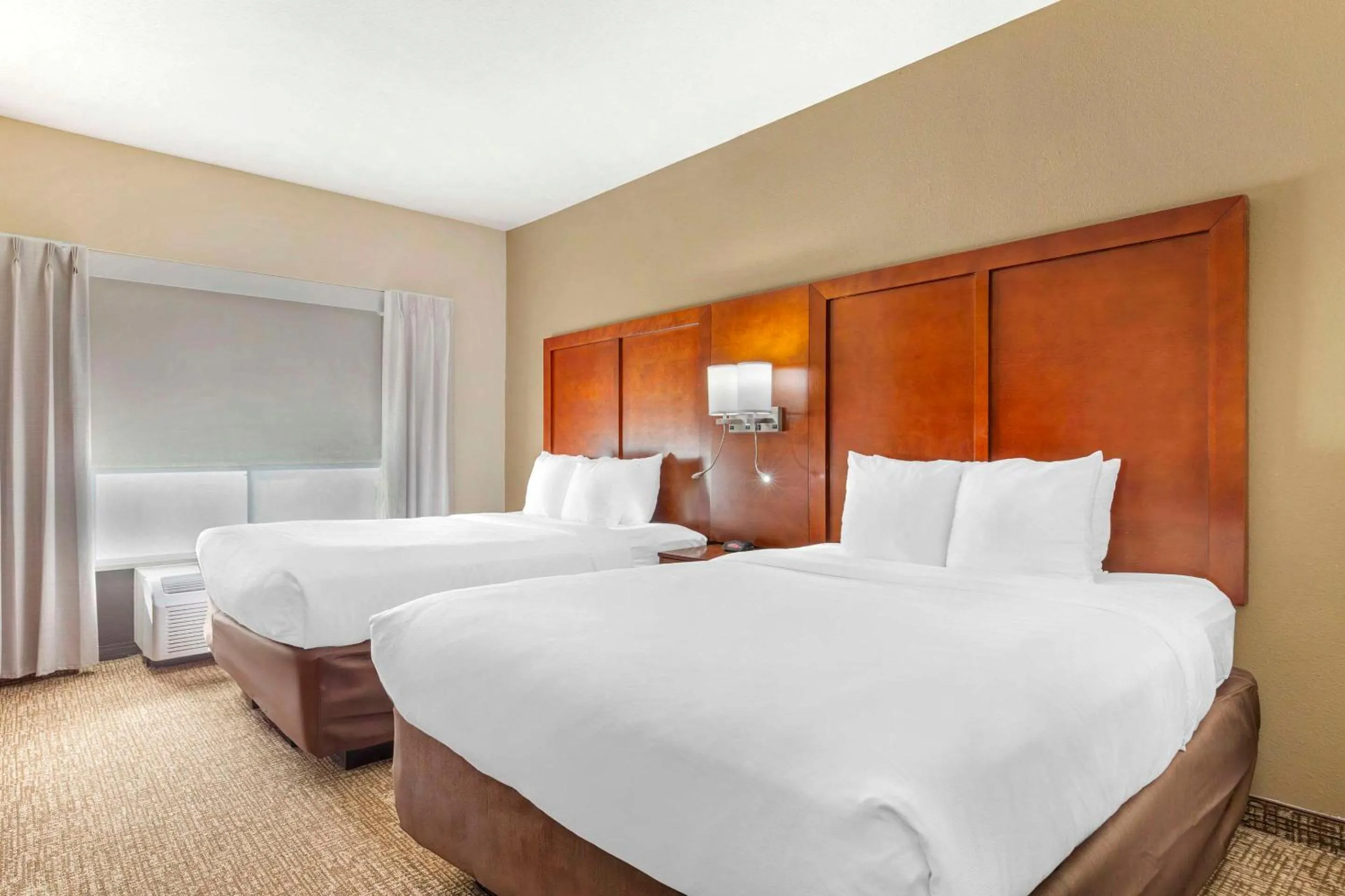 Bedroom, Bed in Comfort Suites Wilson - I - 95