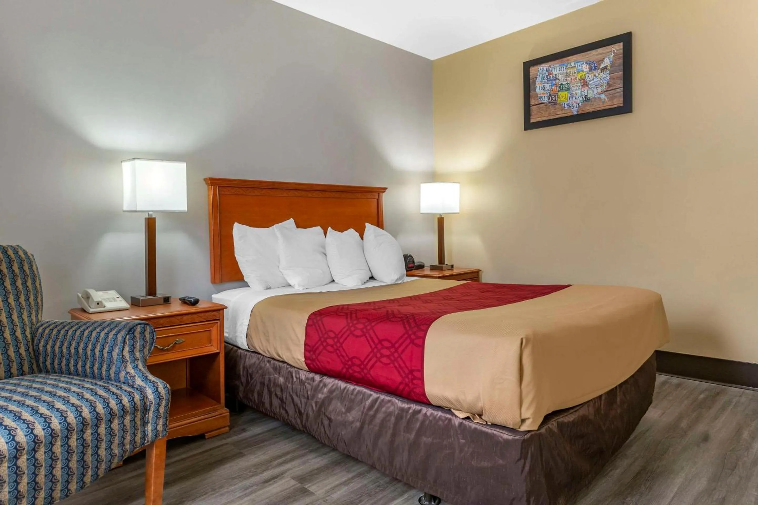 Bedroom, Bed in Econo Lodge & Suites Southern Pines - Pinehurst