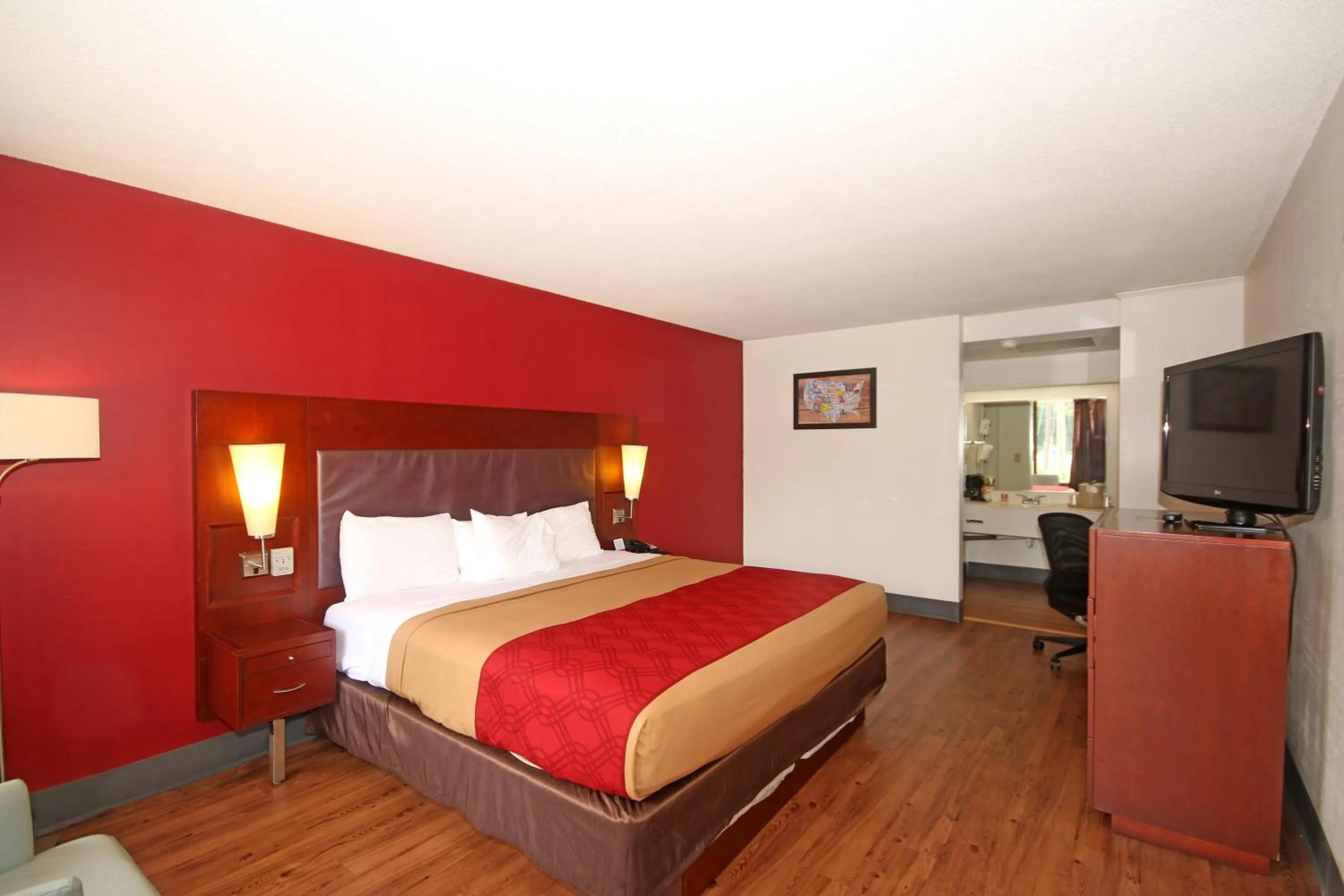 Bedroom, Bed in Econo Lodge Inn And Suites - Pilot Mountain