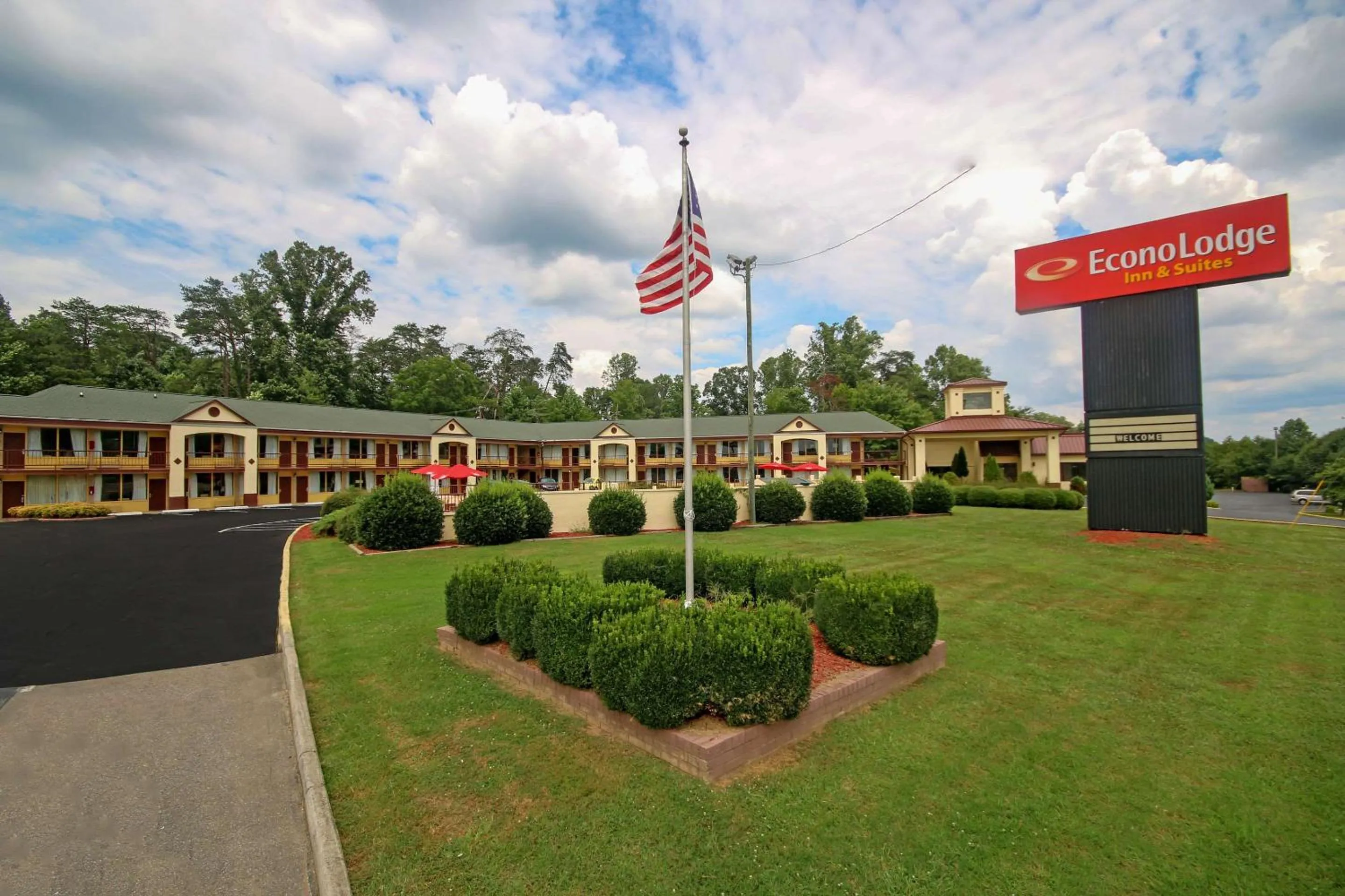 Property building in Econo Lodge Inn And Suites - Pilot Mountain