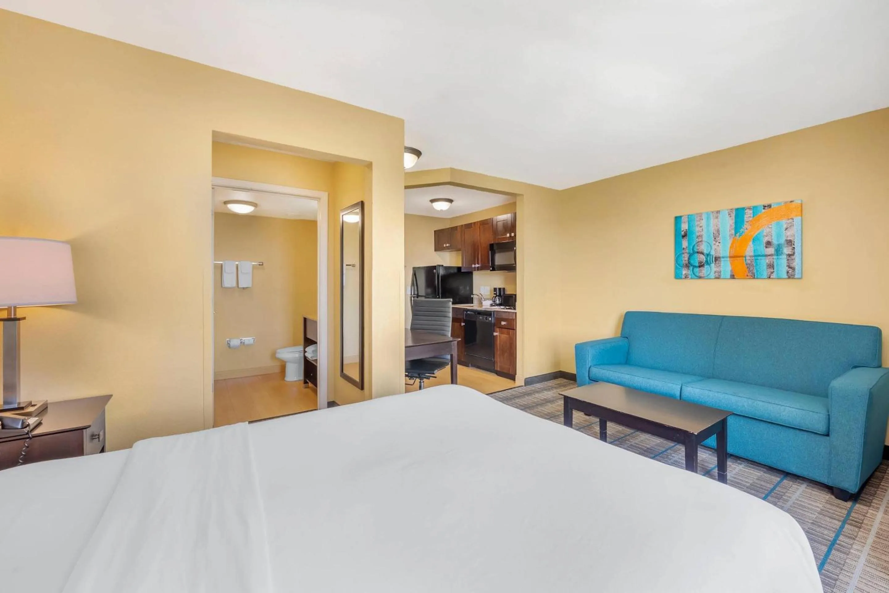 Bedroom, Bed in MainStay Suites Jacksonville near Camp Lejeune