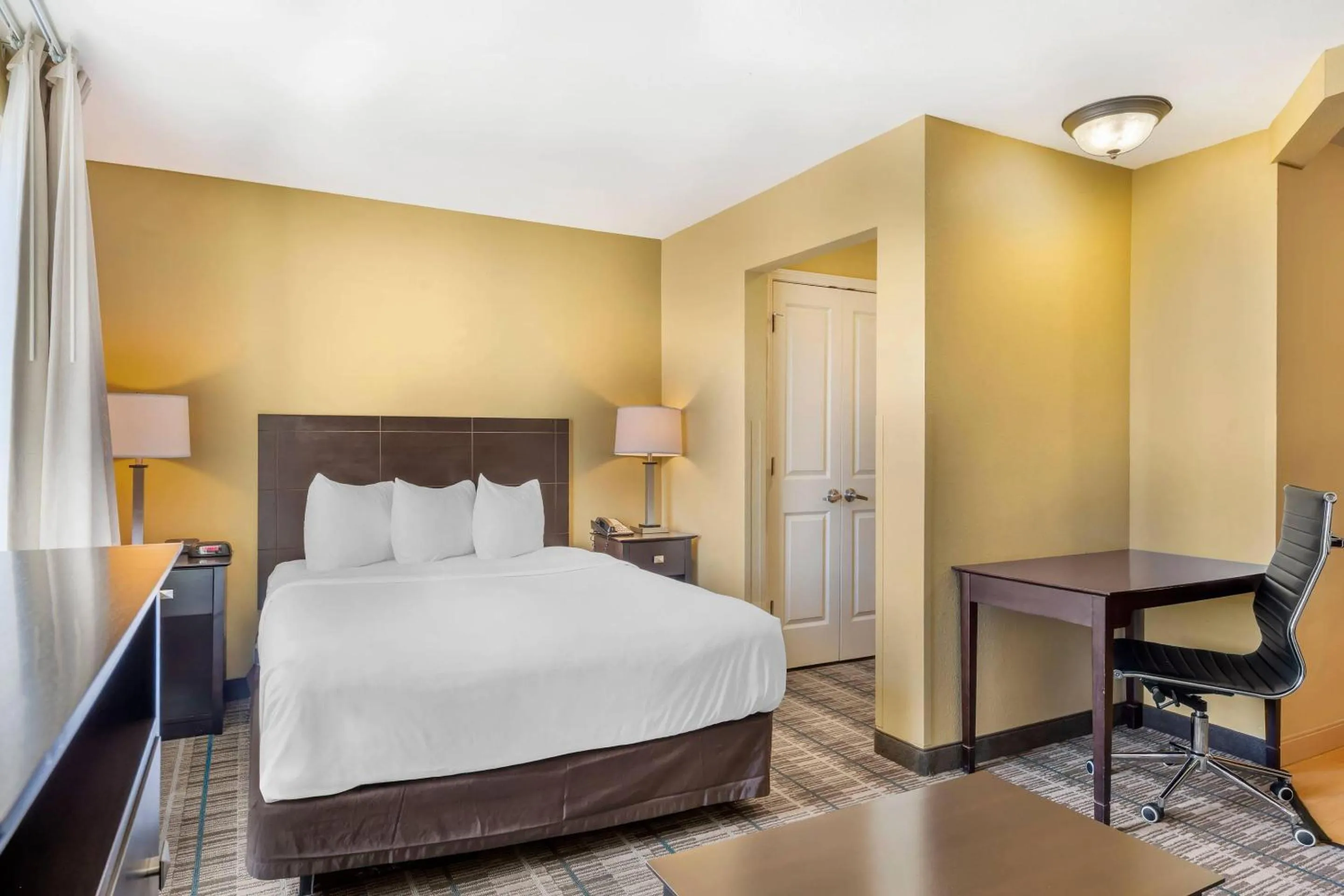 Bedroom, Bed in MainStay Suites Jacksonville near Camp Lejeune