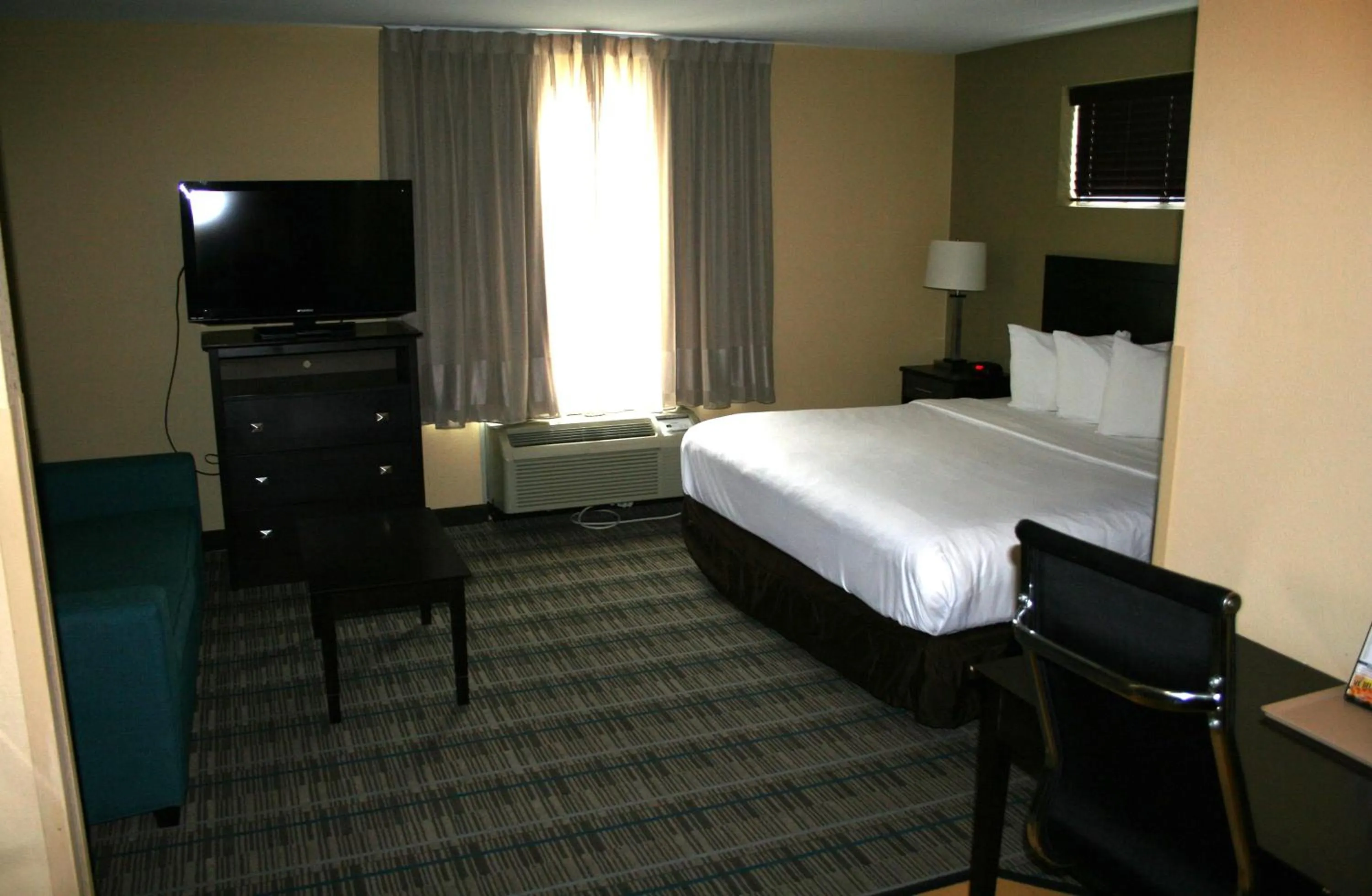 TV and multimedia, Bed in MainStay Suites Jacksonville near Camp Lejeune