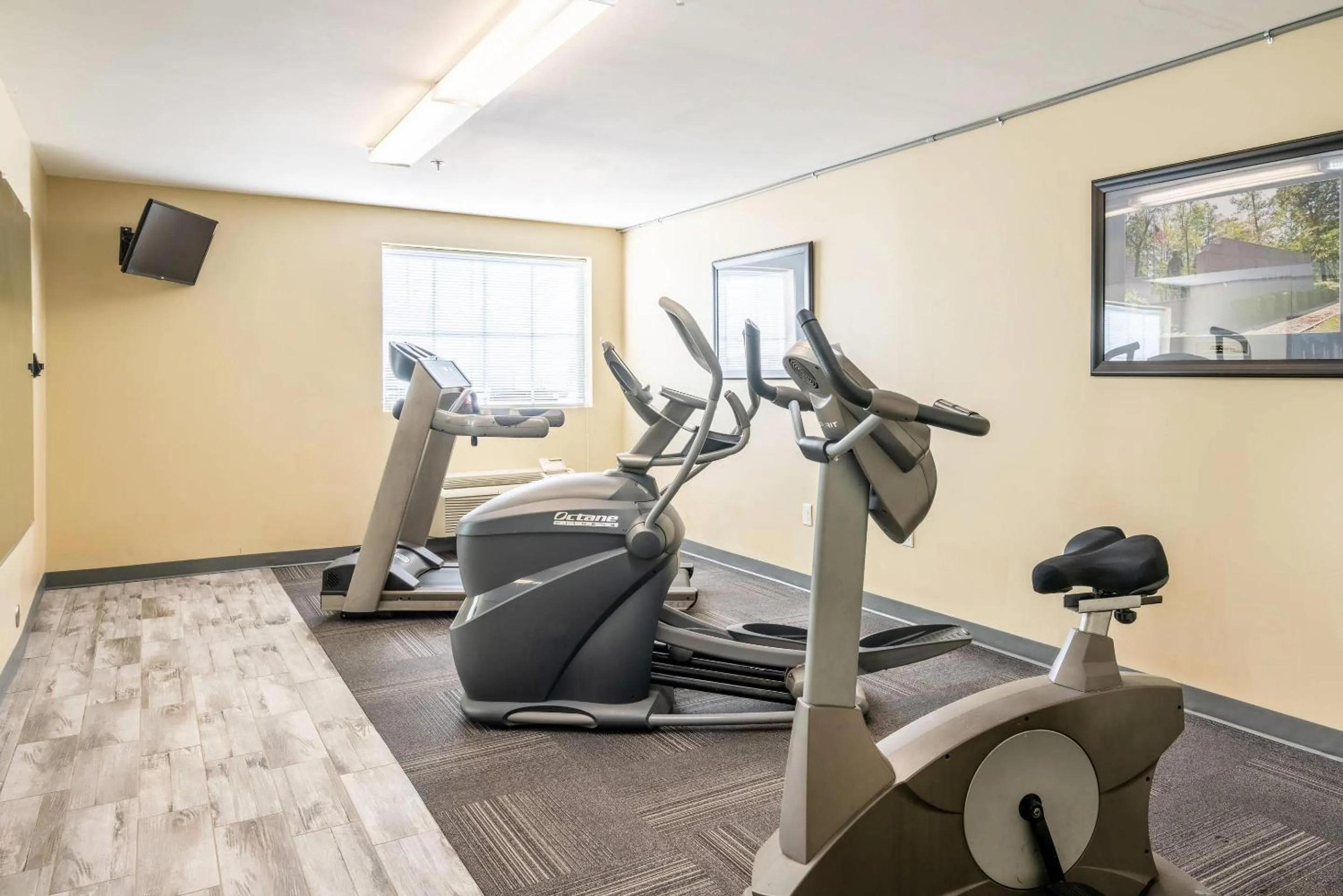 Fitness centre/facilities in Suburban Studios Near Camp Lejeune
