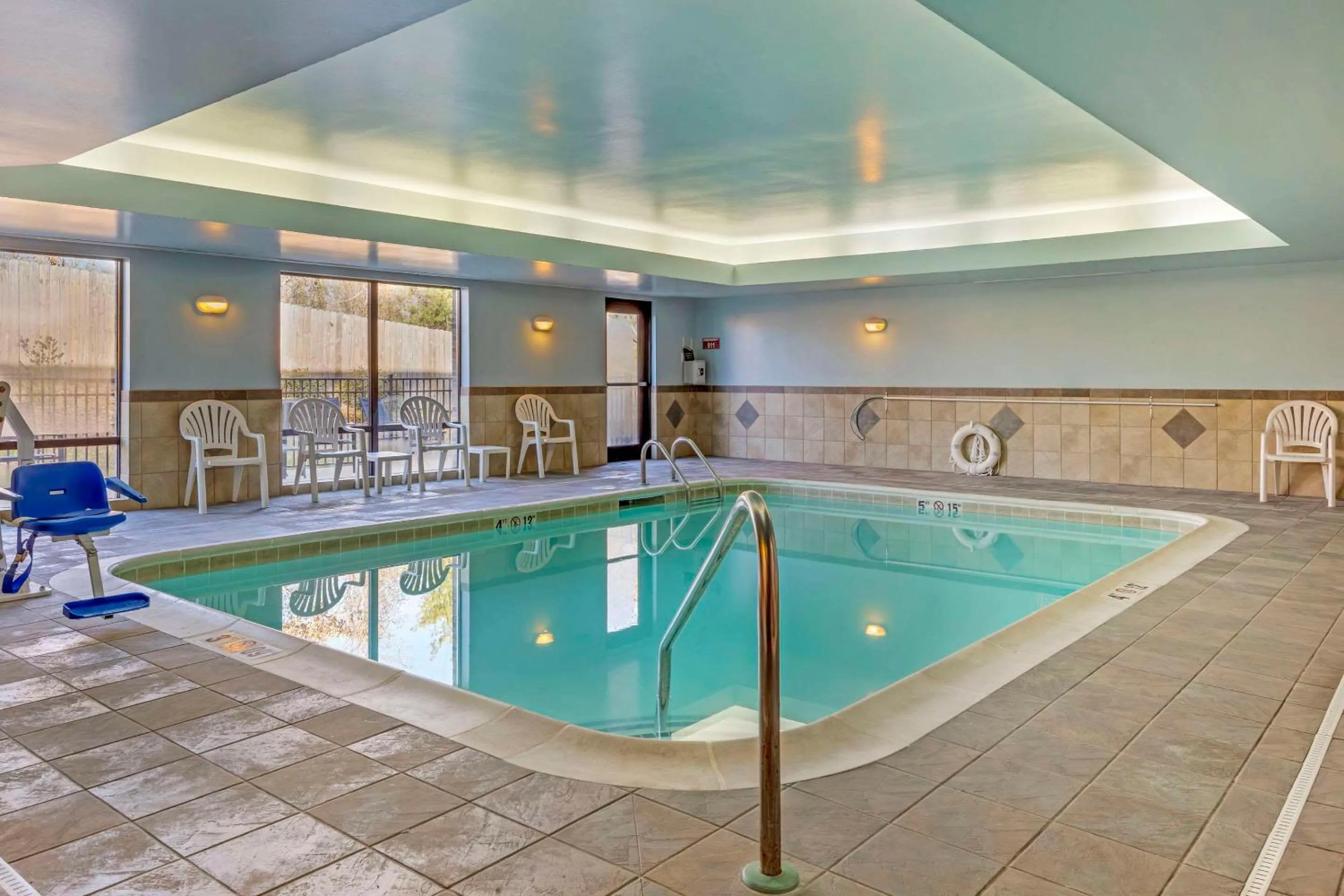 Swimming pool in Comfort Suites Whitsett - Greensboro East