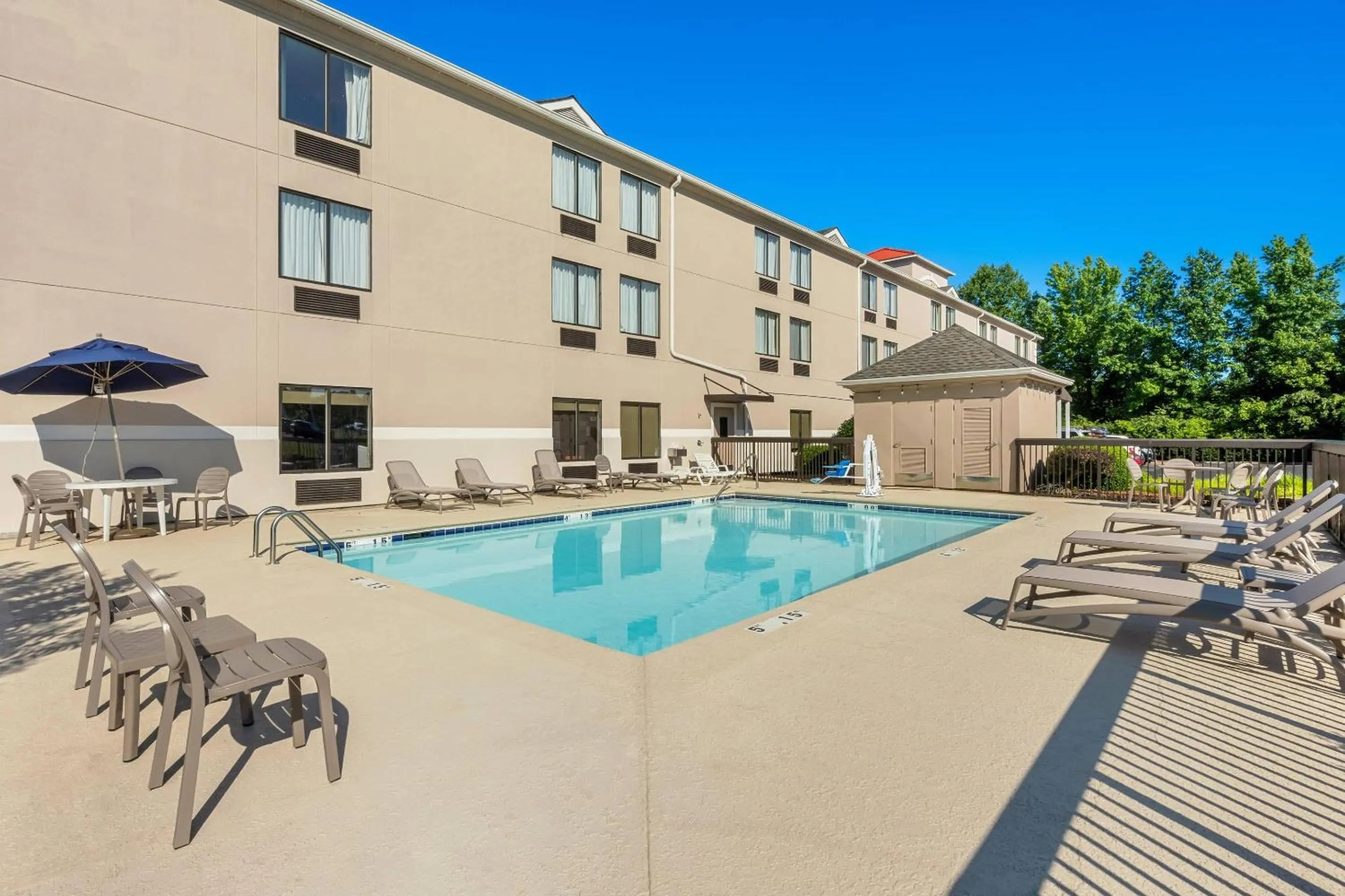 Swimming pool in Comfort Inn & Suites Oxford South