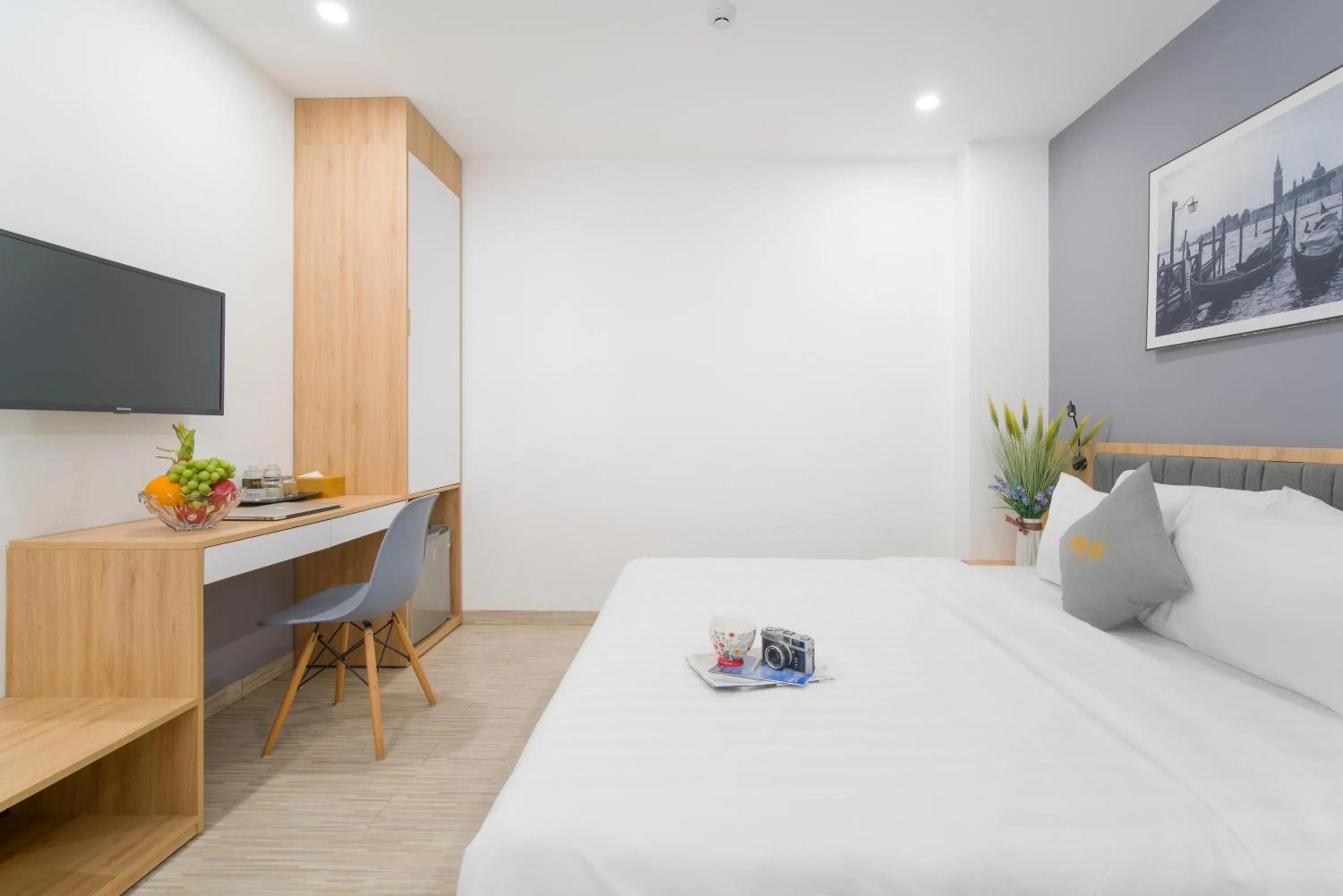 Communal lounge/ TV room, Bed in Davue Hotel by THG