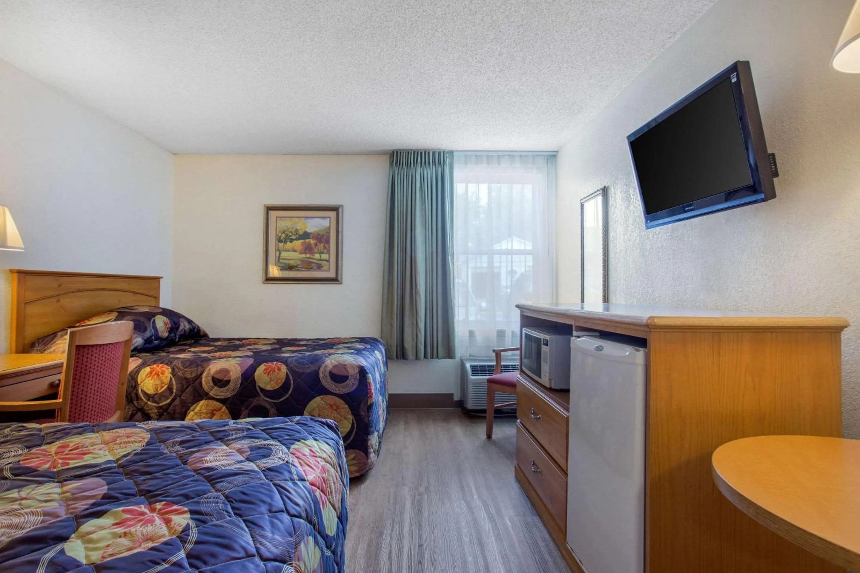 Photo of the whole room, Bed in Rodeway Inn Asheville