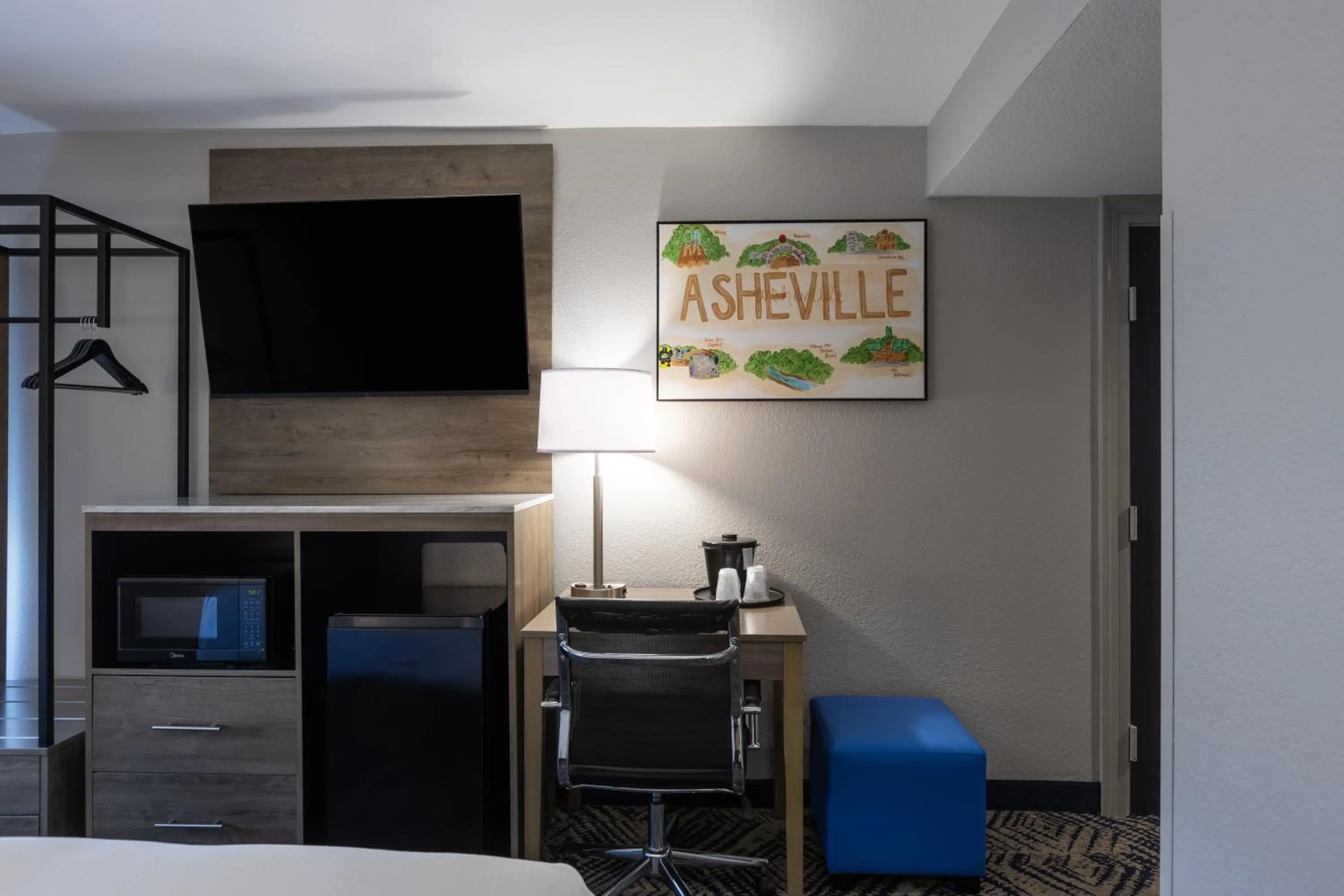 Bedroom, Bed in Rodeway Inn & Suites near Outlet Mall - Asheville
