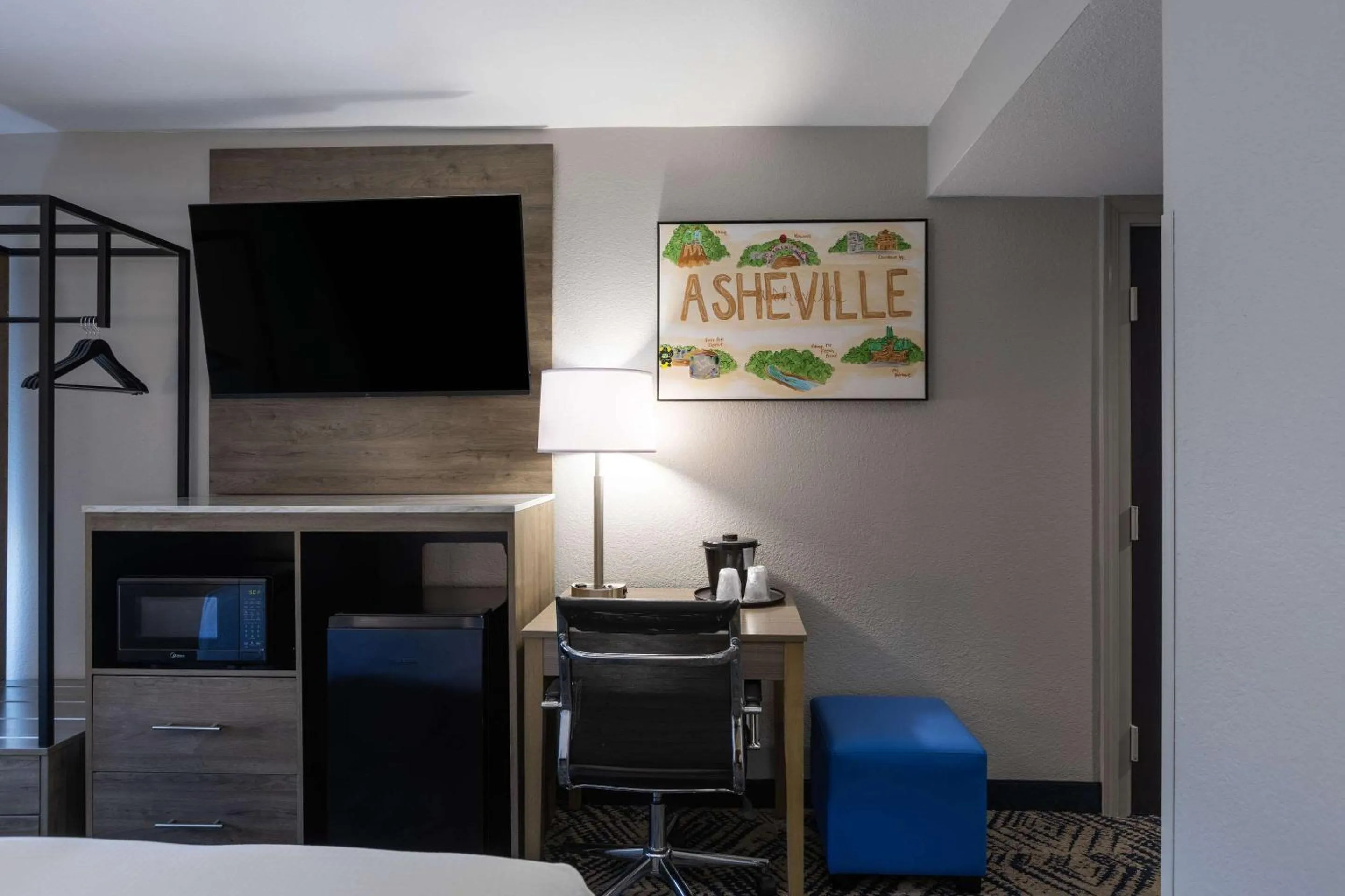 Bedroom, Bed in Rodeway Inn & Suites near Outlet Mall - Asheville
