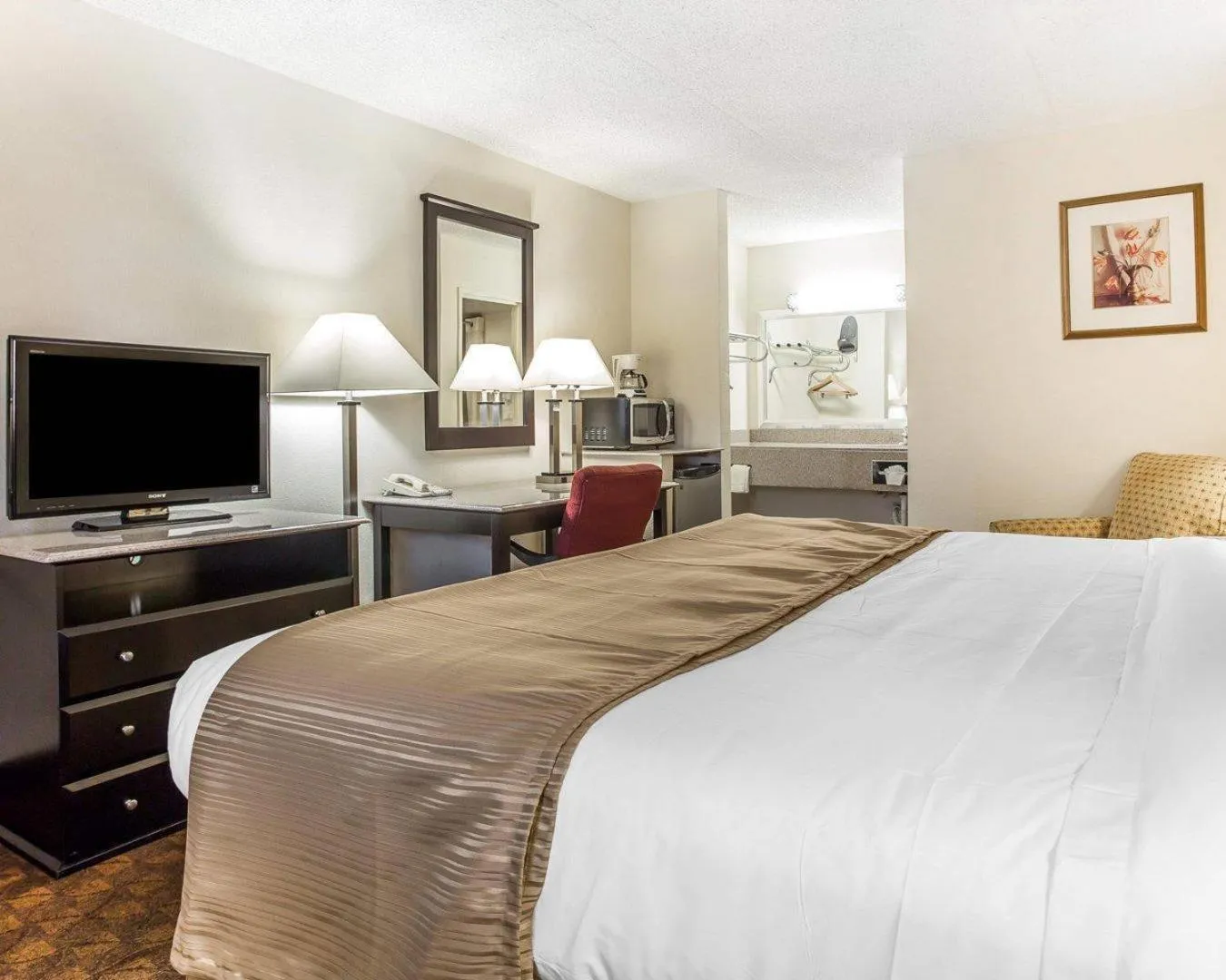 Bedroom, Bed in Quality Inn & Suites Coliseum