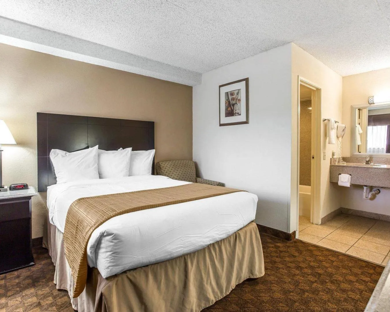 Bedroom, Bed in Quality Inn & Suites Coliseum