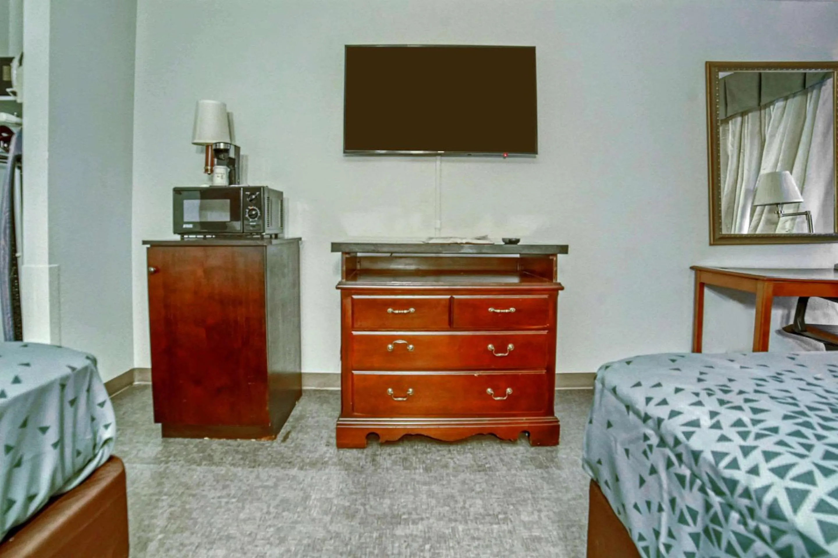 Bedroom, Bed in Econo Lodge Raleigh near Walnut Creek Amphitheatre
