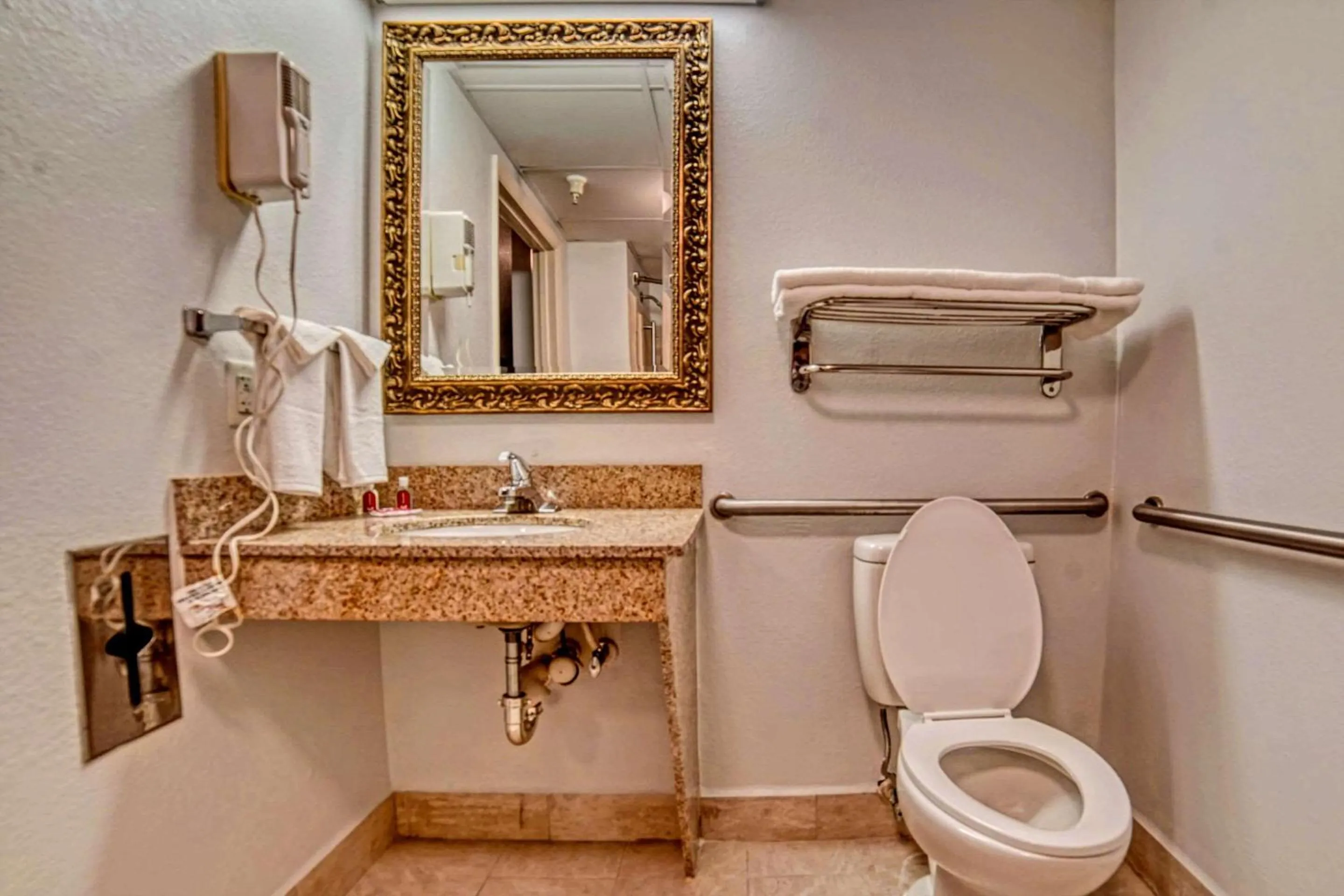 Bedroom in Econo Lodge Raleigh near Walnut Creek Amphitheatre