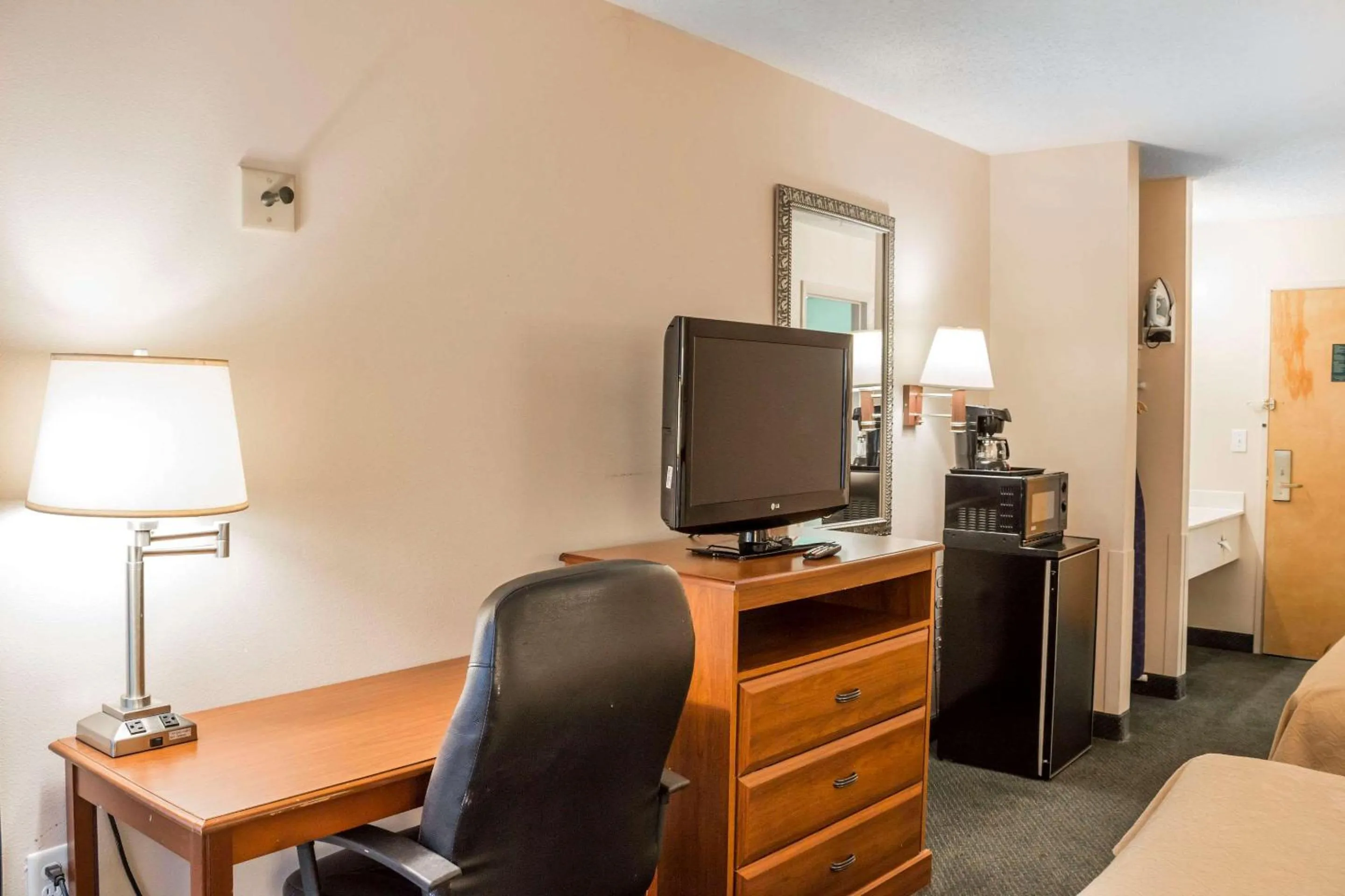 Bedroom in Econo Lodge Raleigh near Walnut Creek Amphitheatre