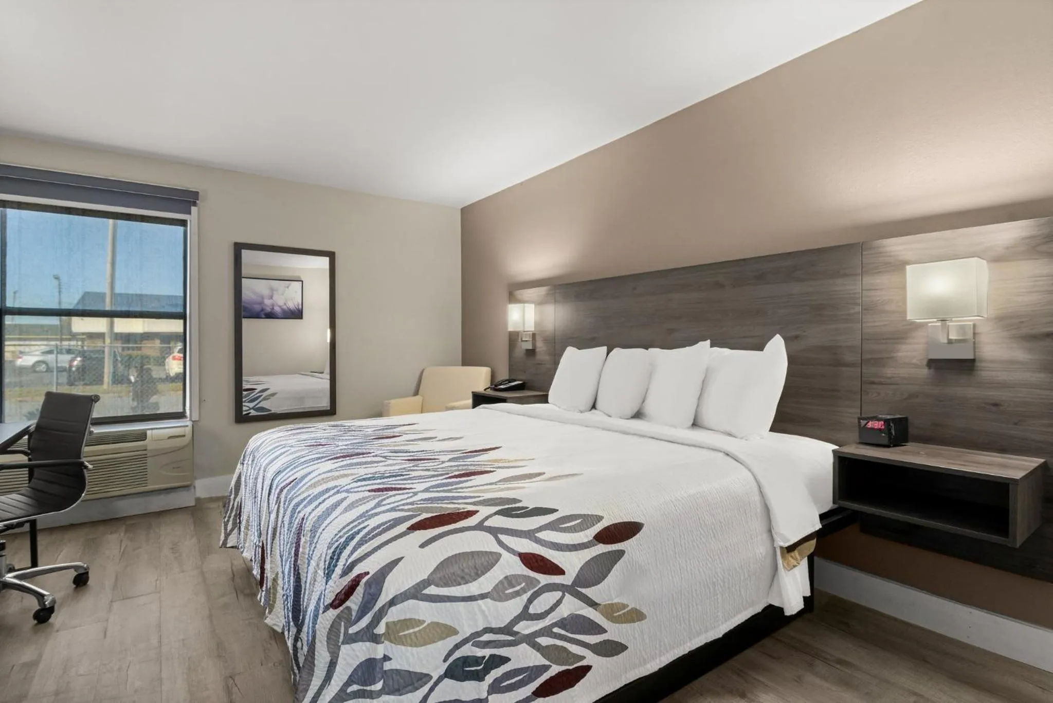 Photo of the whole room, Bed in Red Roof Inn Washington, NC