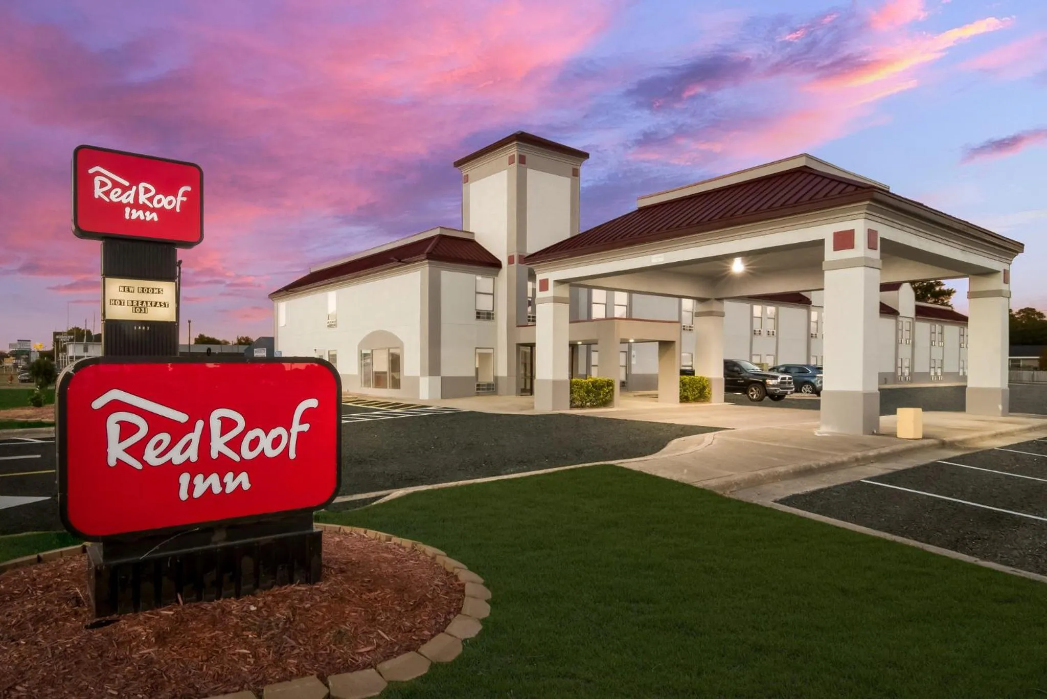 Property building in Red Roof Inn Washington, NC