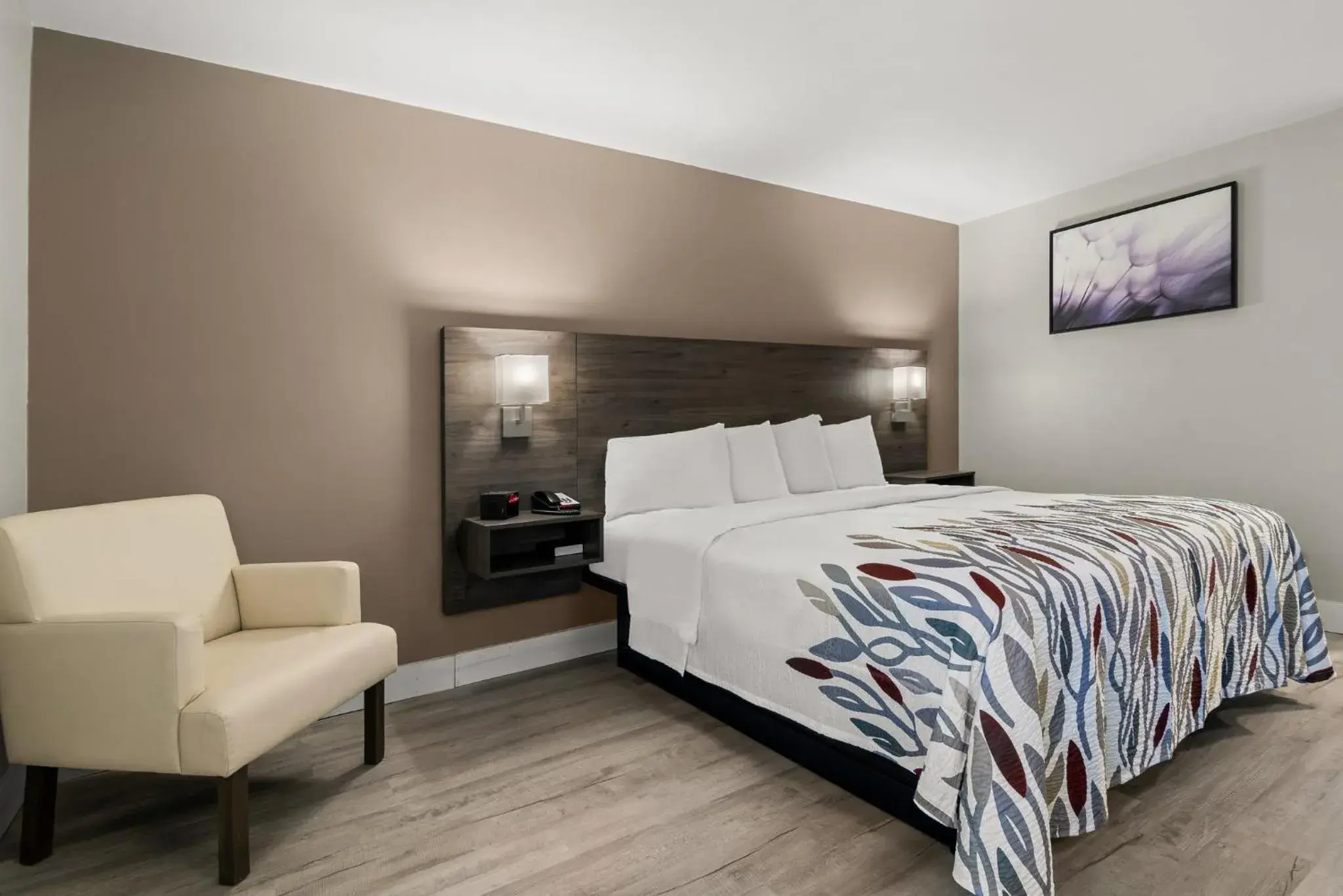 Superior King Room Non-Smoking in Red Roof Inn Washington, NC Superior King Room Non-Smoking in Red Roof Inn Washington, NC