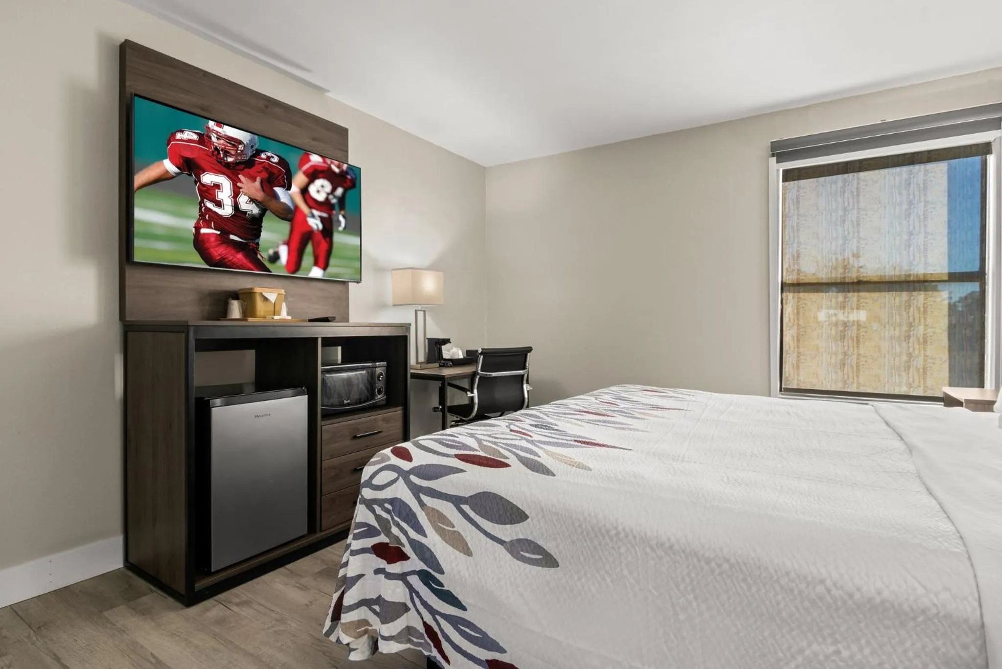 Bedroom, Bed in Red Roof Inn Washington, NC