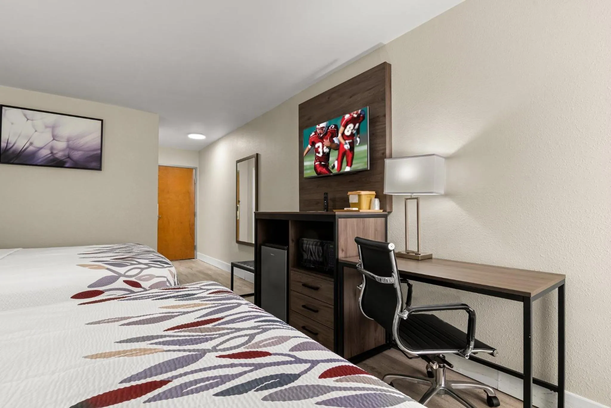 Photo of the whole room, Bed in Red Roof Inn Washington, NC