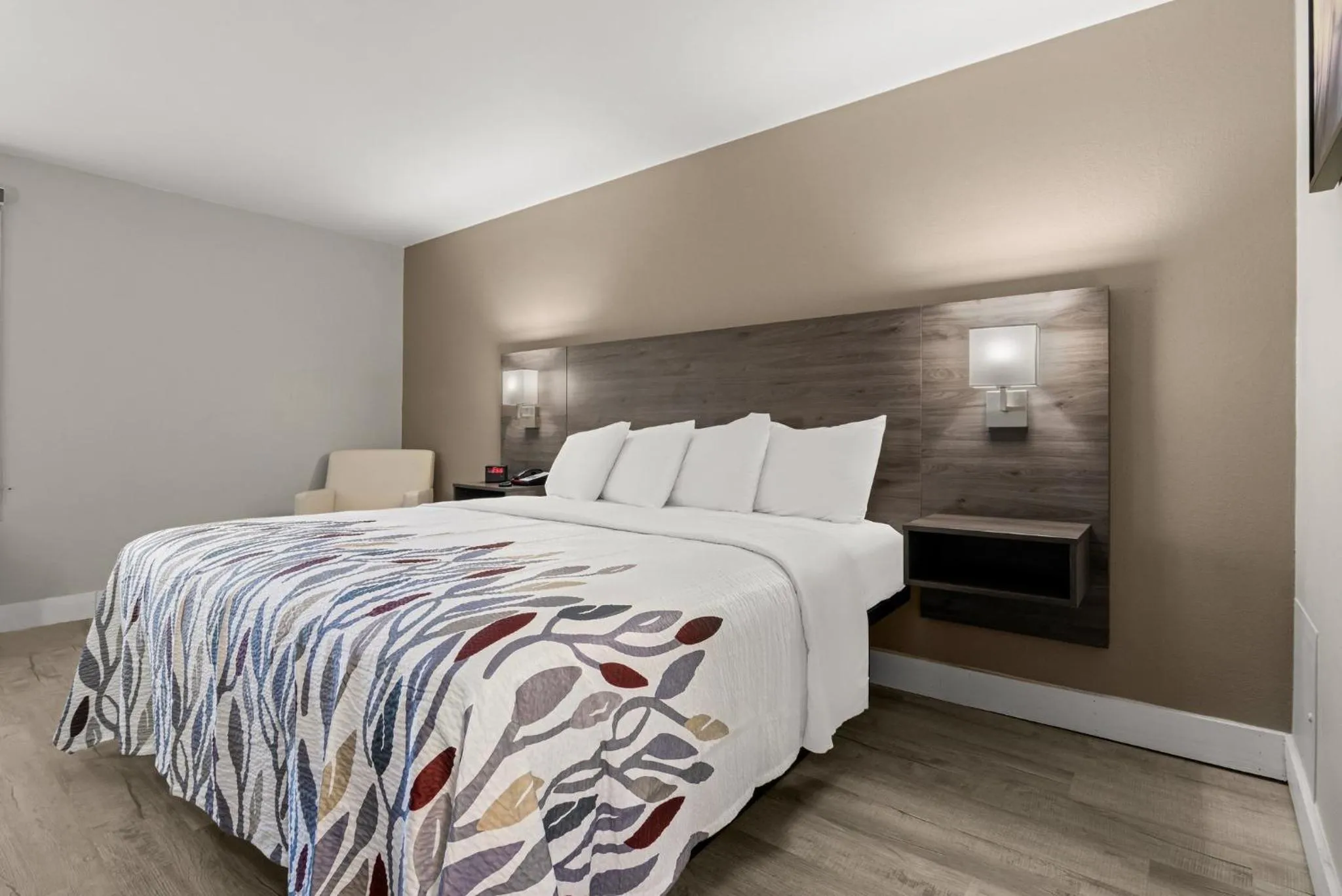 Bedroom, Bed in Red Roof Inn Washington, NC