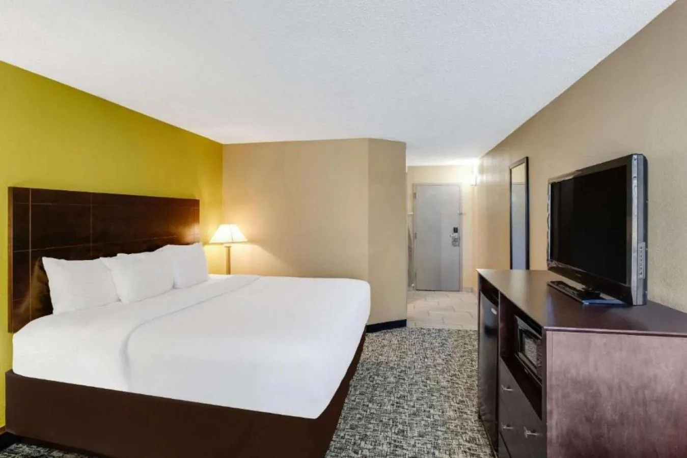 Bed in Clarion Inn Asheville Airport