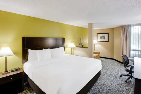 Bed in Clarion Inn Asheville Airport