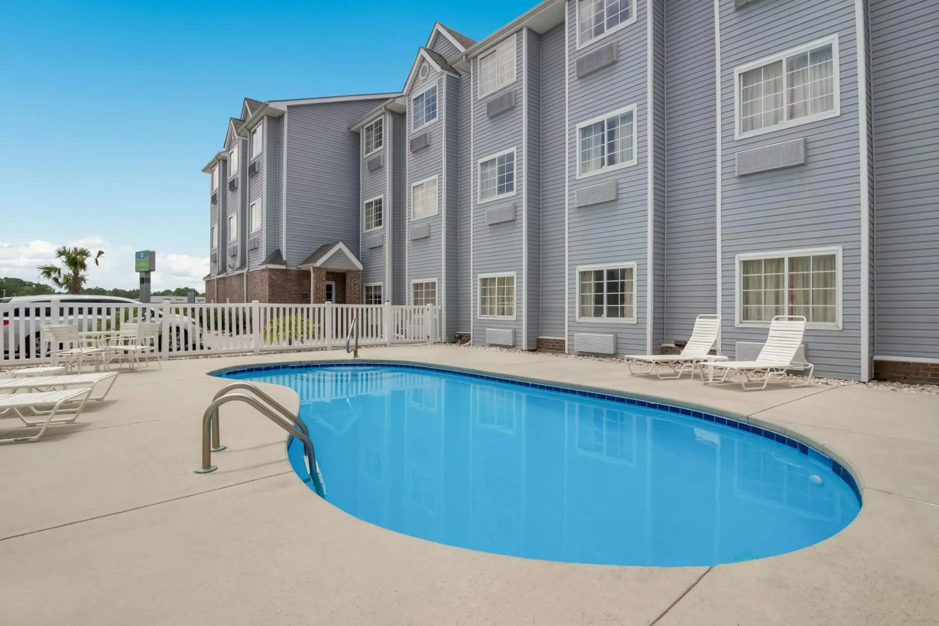 Queen Room with Tub - Disability Access/Non Smoking/Interior Hall in Quality Inn Shallotte near Ocean Isle Beach Queen Room with Tub - Disability Access/Non Smoking/Interior Hall in Quality Inn Shallotte near Ocean Isle Beach