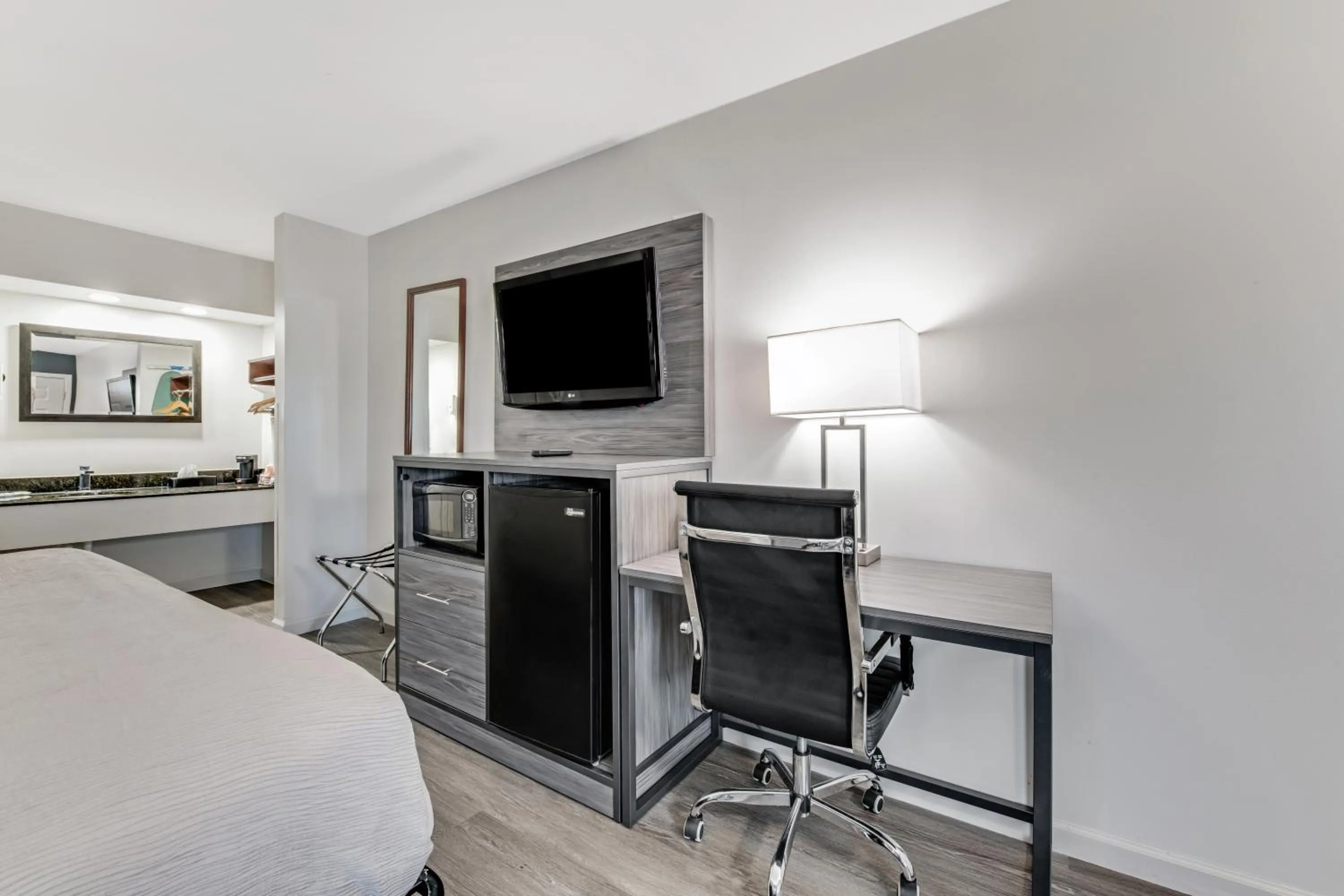 TV and multimedia, Bed in Quality Inn Laurinburg