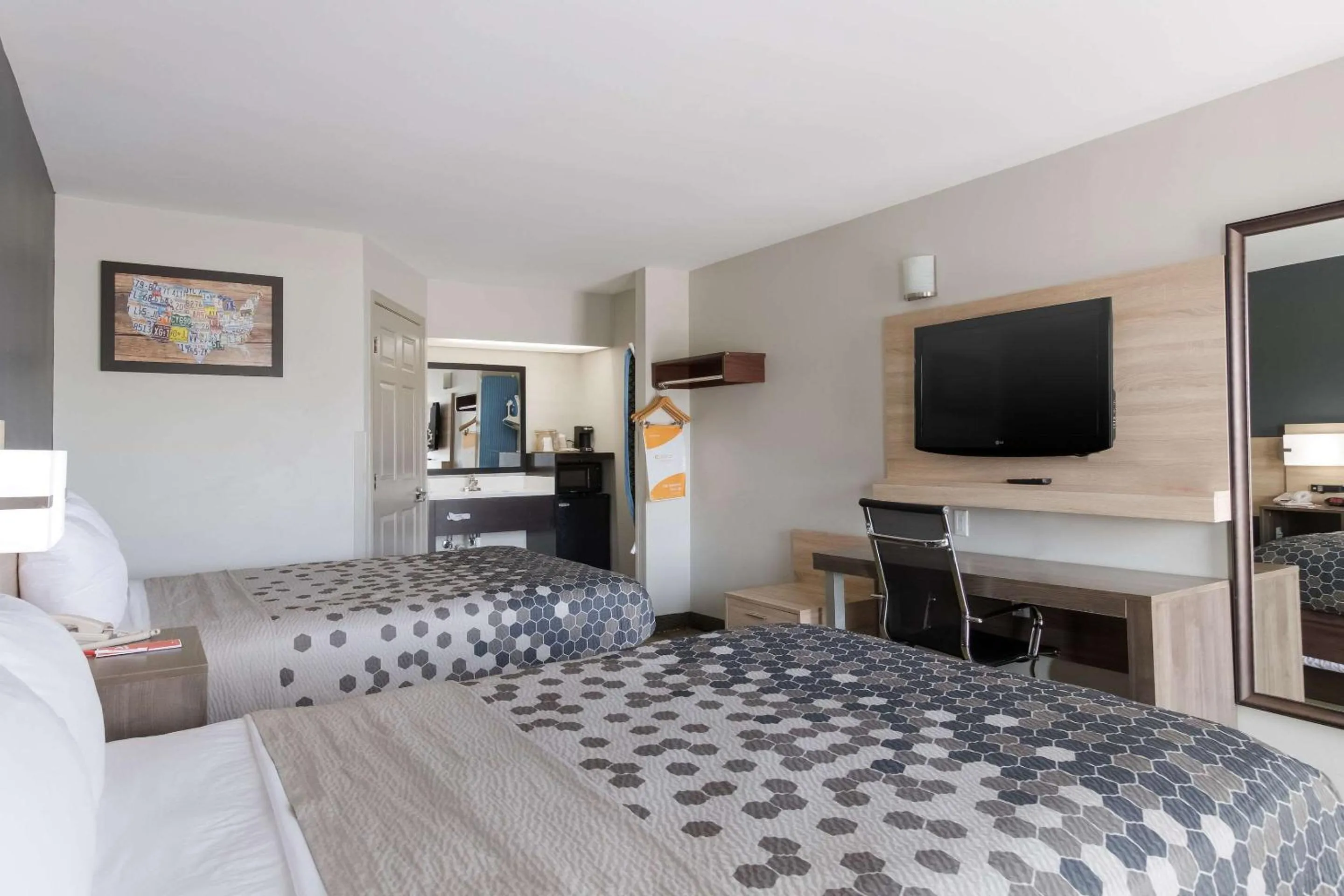 Bedroom, Bed in Econo Lodge Greenville near University