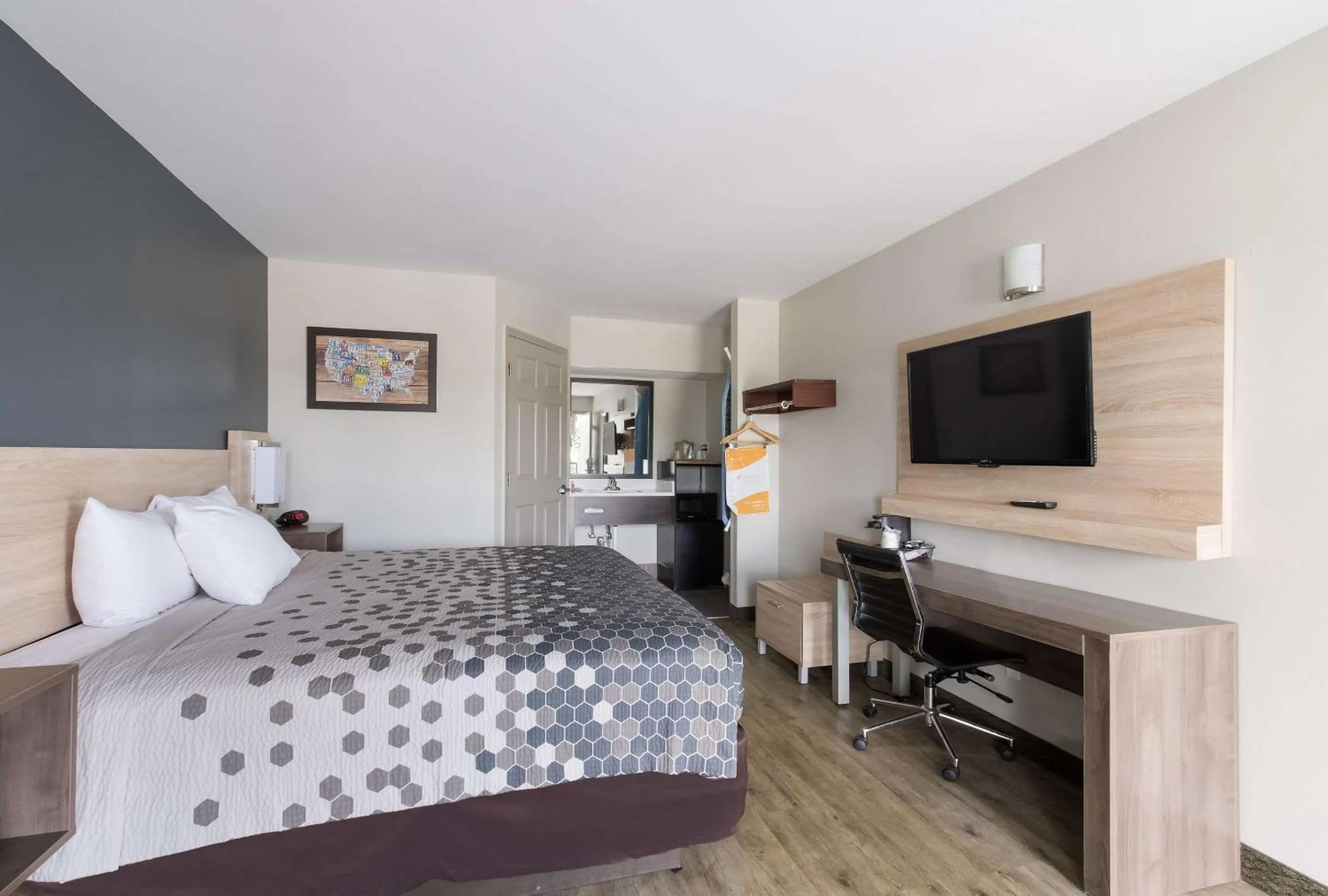 Bedroom, Bed in Econo Lodge Greenville near University