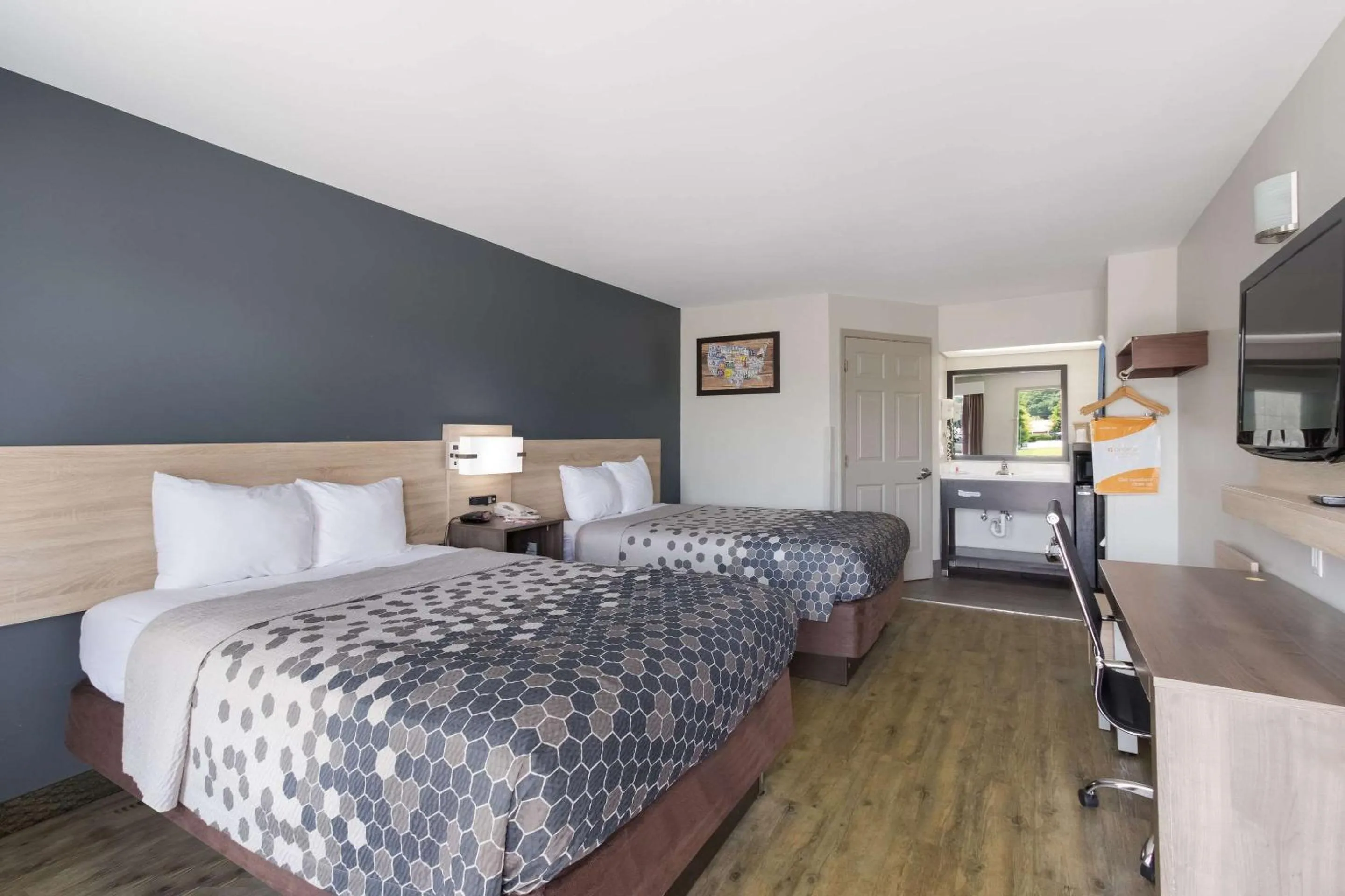 Bedroom, Bed in Econo Lodge Greenville near University