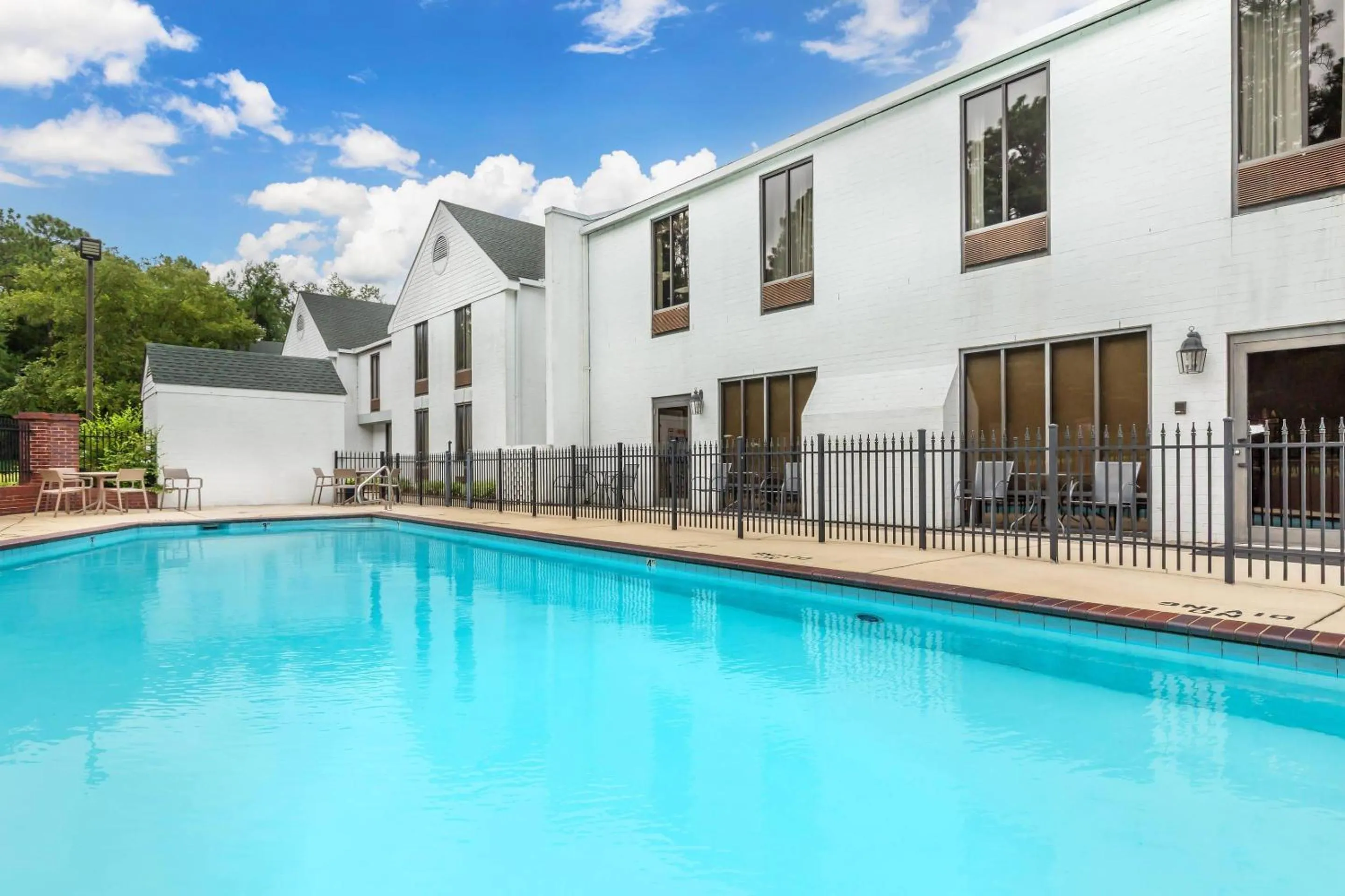 Swimming pool in Comfort Inn Pinehurst - Southern Pines
