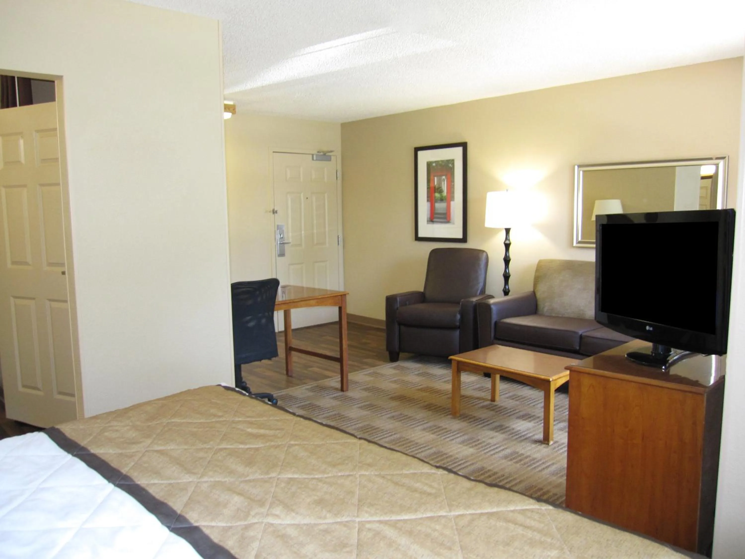 TV and multimedia, Bed in Extended Stay America Suites - Greensboro - Airport
