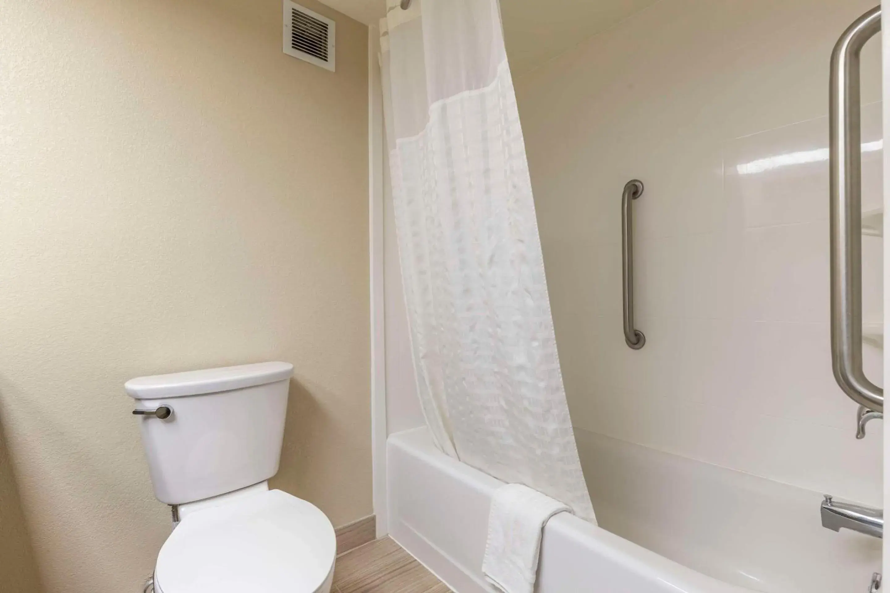 Queen Room with Parking Area View - Non-Smoking in Comfort Inn near Downtown & Blue Ridge PKWY Queen Room with Parking Area View - Non-Smoking in Comfort Inn near Downtown & Blue Ridge PKWY