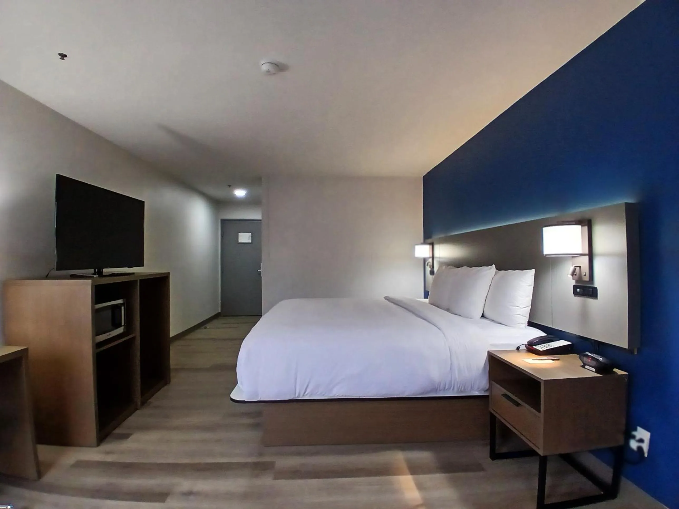 Bedroom, Bed in Comfort Inn near Downtown & Blue Ridge PKWY