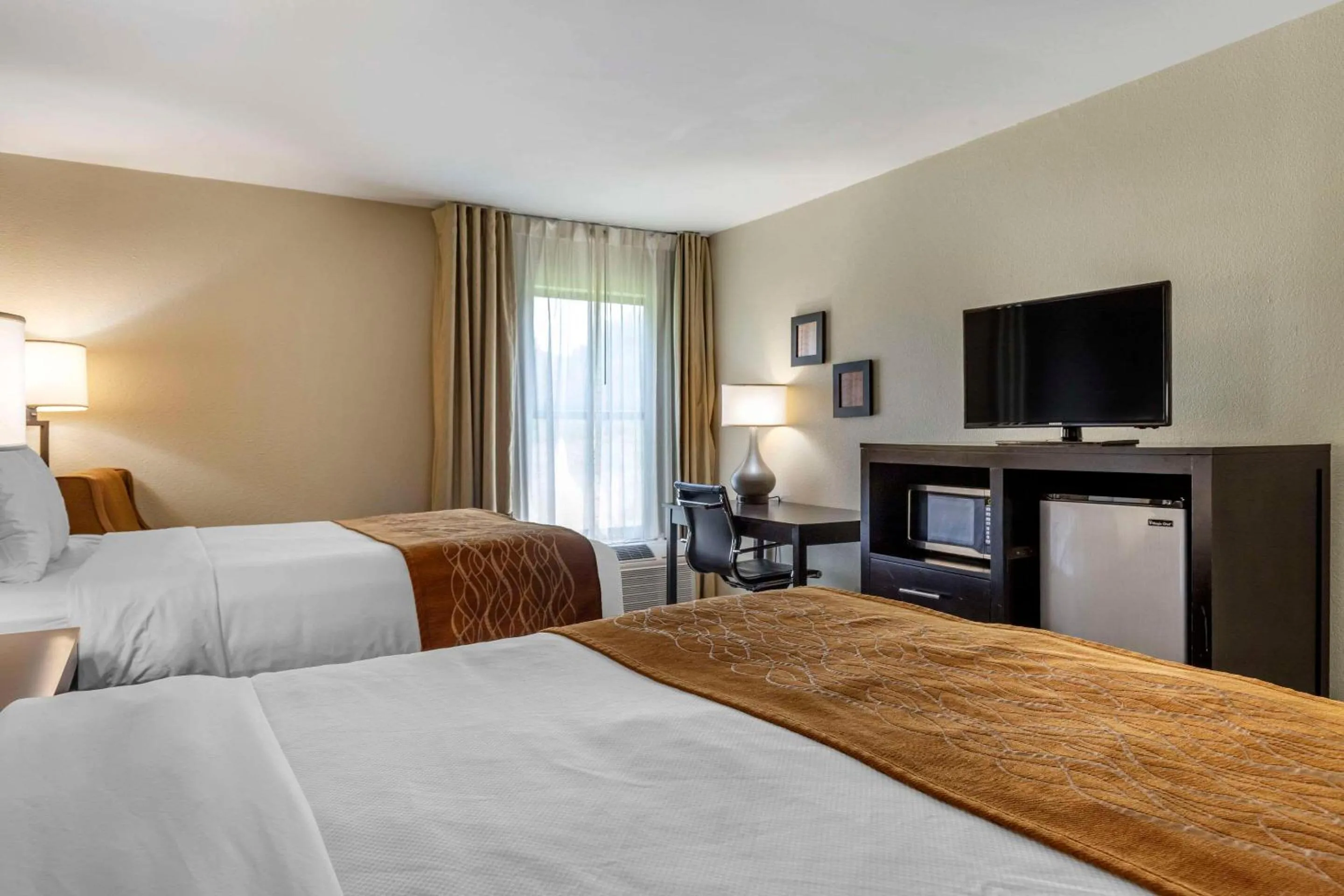 Bedroom, Bed in Comfort Inn near Downtown & Blue Ridge PKWY