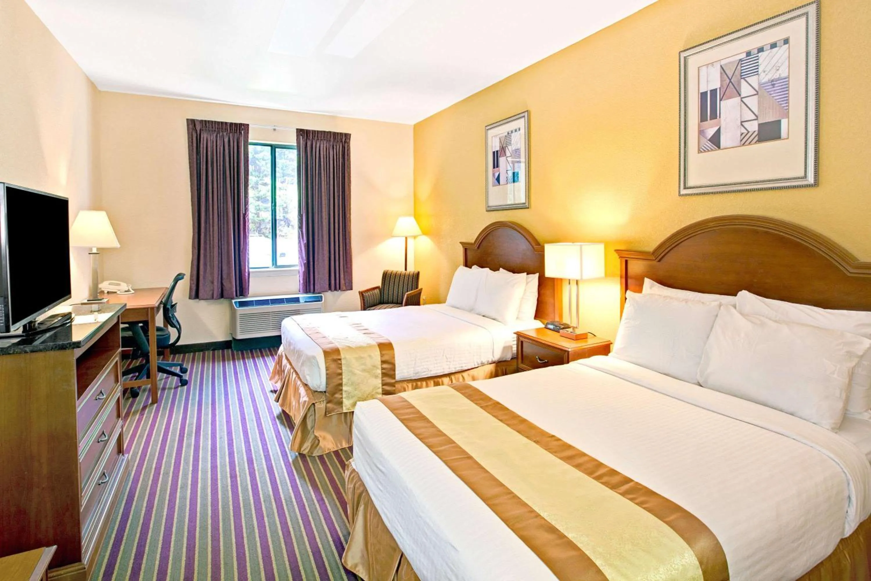 Photo of the whole room, Bed in Days Inn & Suites by Wyndham Hickory