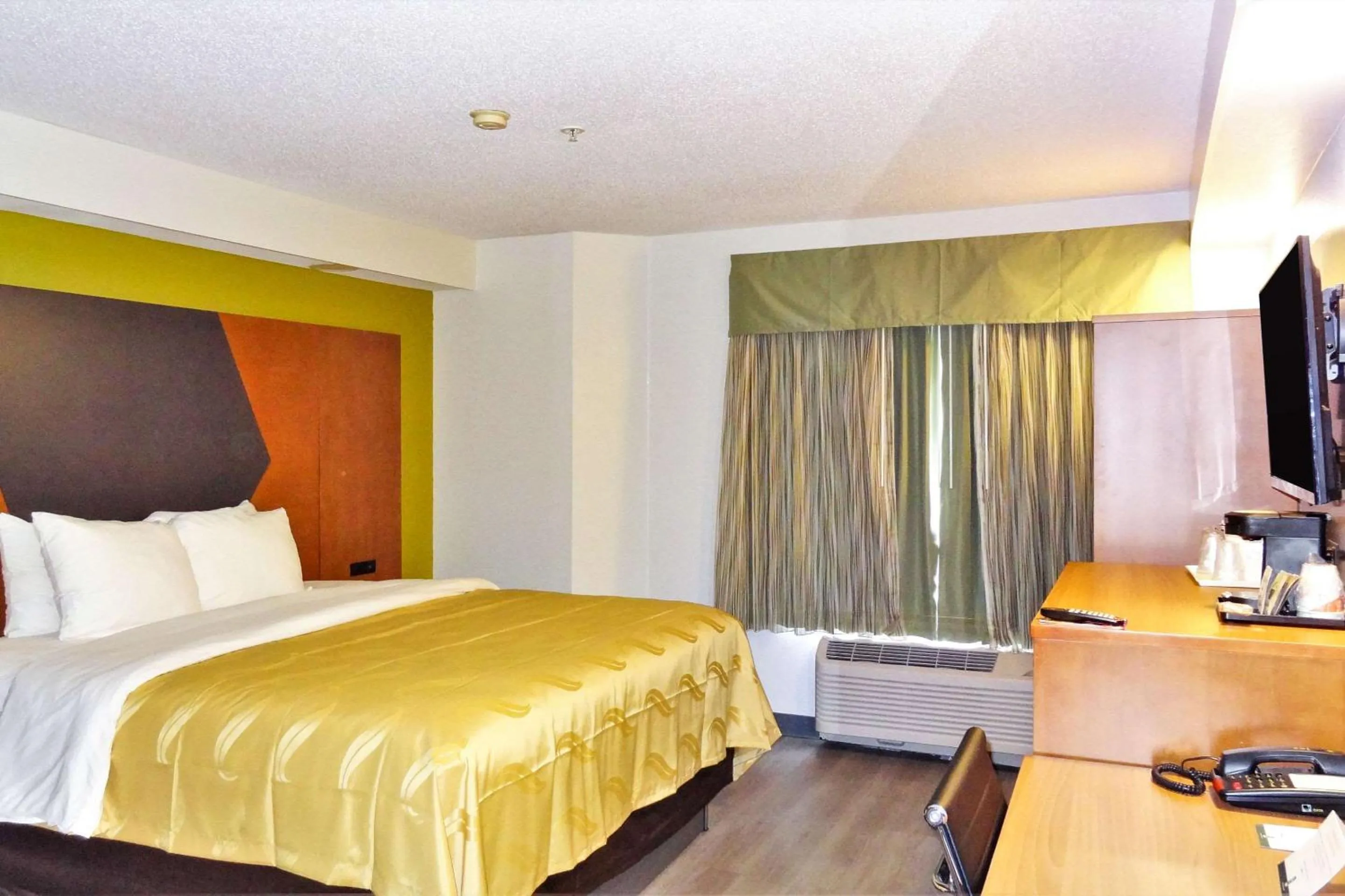 Photo of the whole room, Bed in Quality Inn & Suites Raleigh North