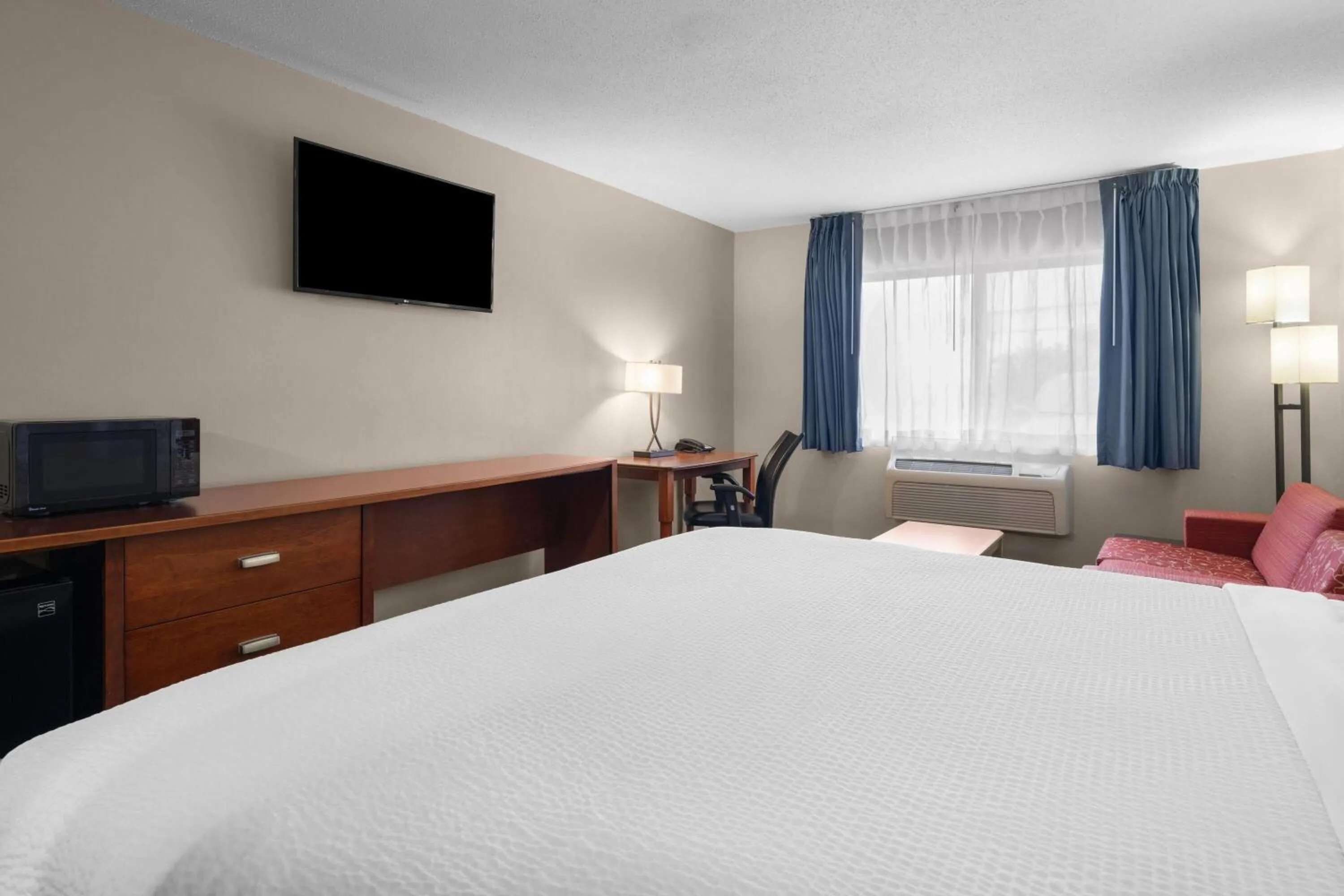 Photo of the whole room, Bed in Travelodge by Wyndham Fargo