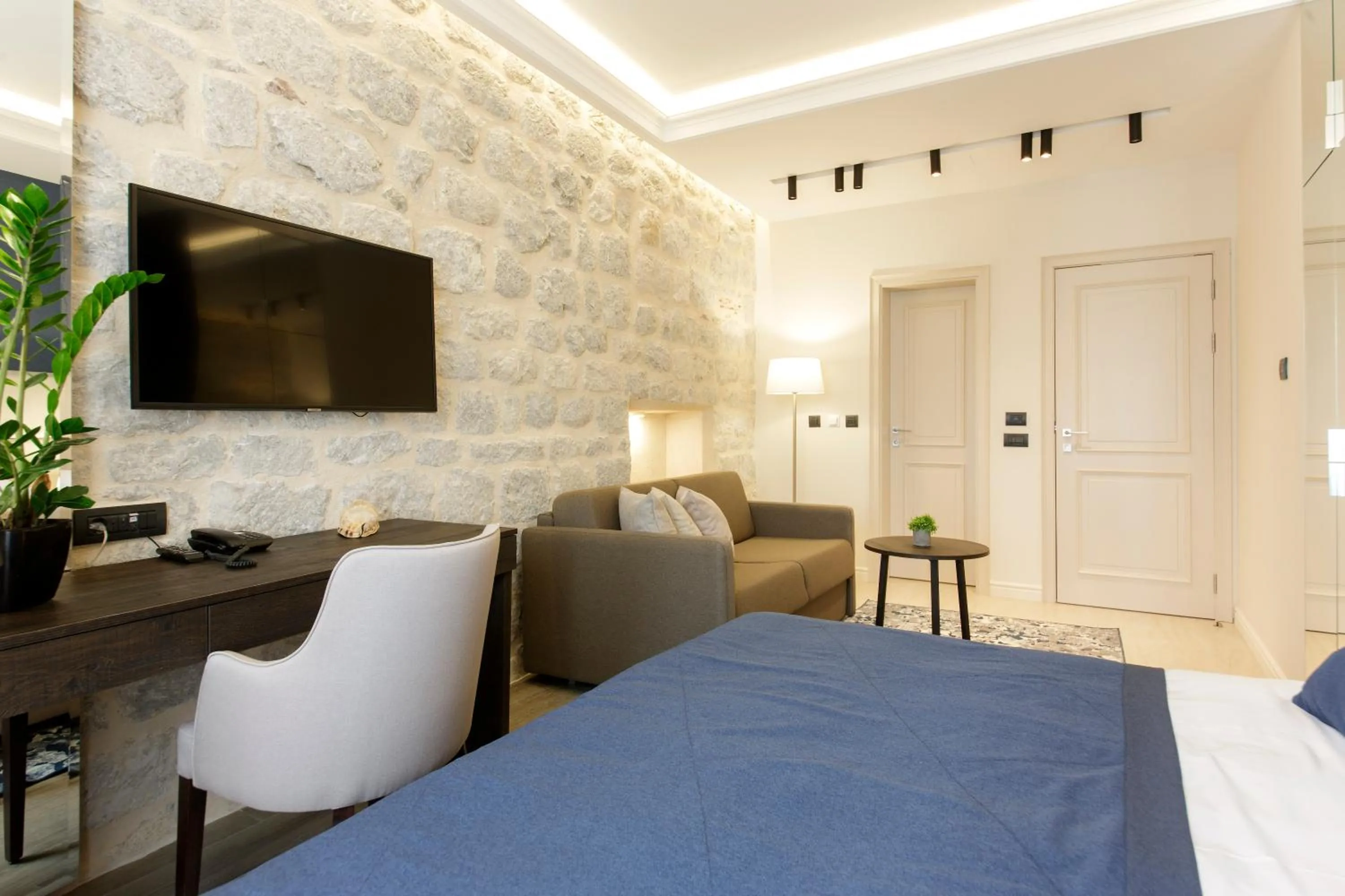 Seating area, Bed in Heritage Hotel Leon Coronato