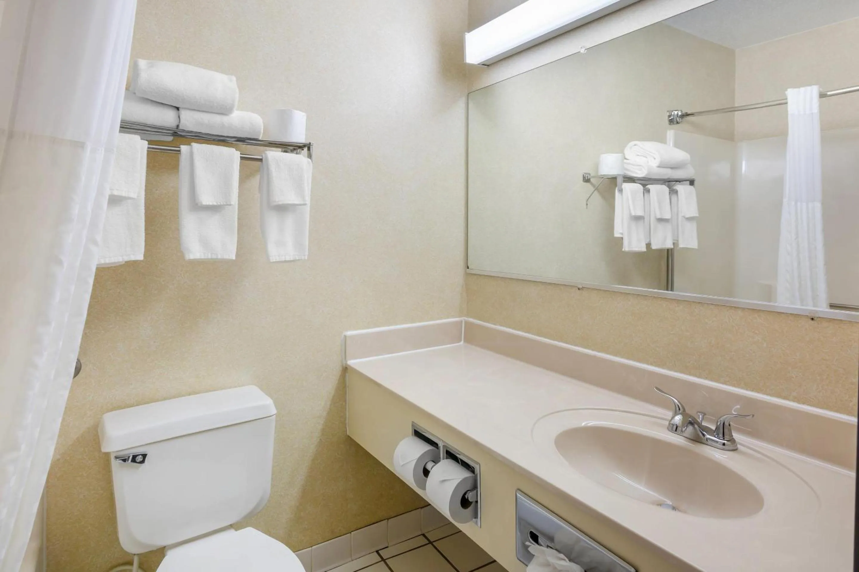 Bedroom in Quality Inn Columbia Mall