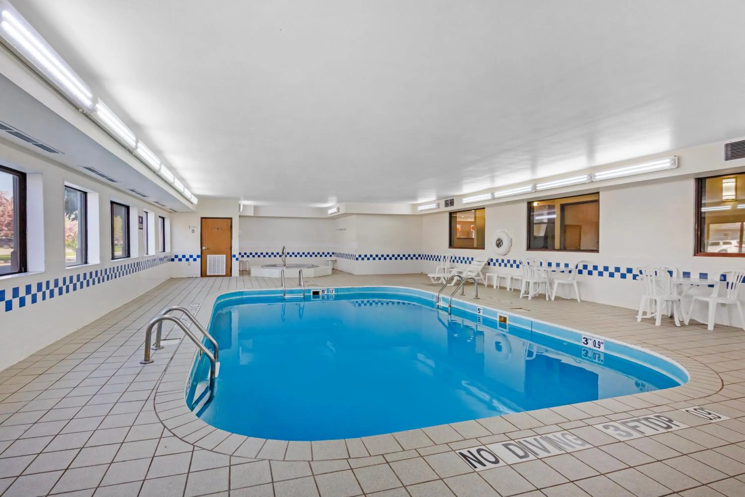 Swimming pool in Quality Inn Columbia Mall