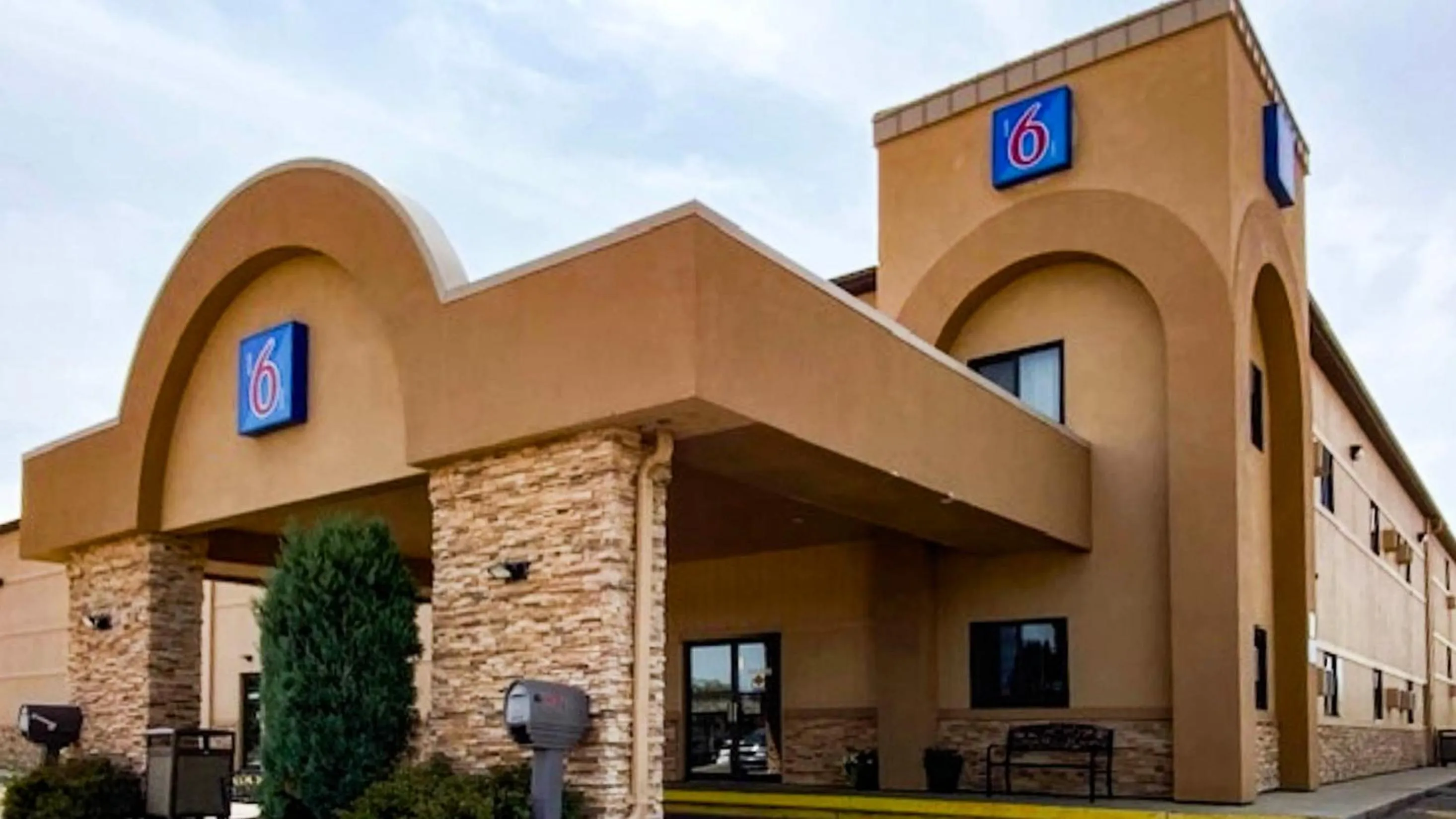 Property building in Motel 6 Minot, ND