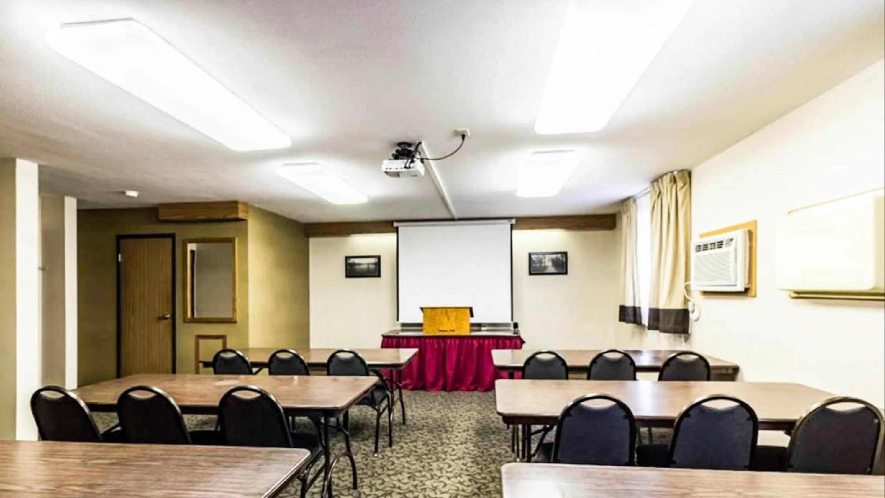 Meeting/conference room in Motel 6 Minot, ND