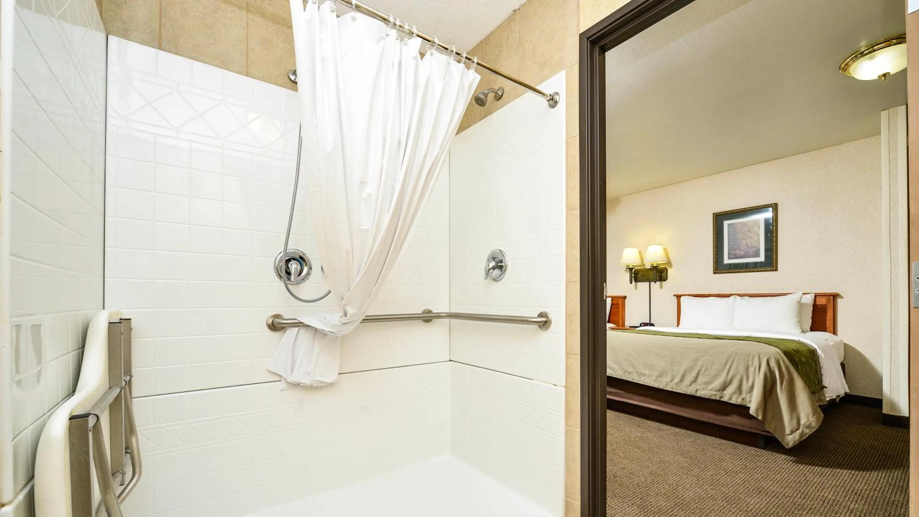 Bathroom, Bed in Motel 6 Minot, ND