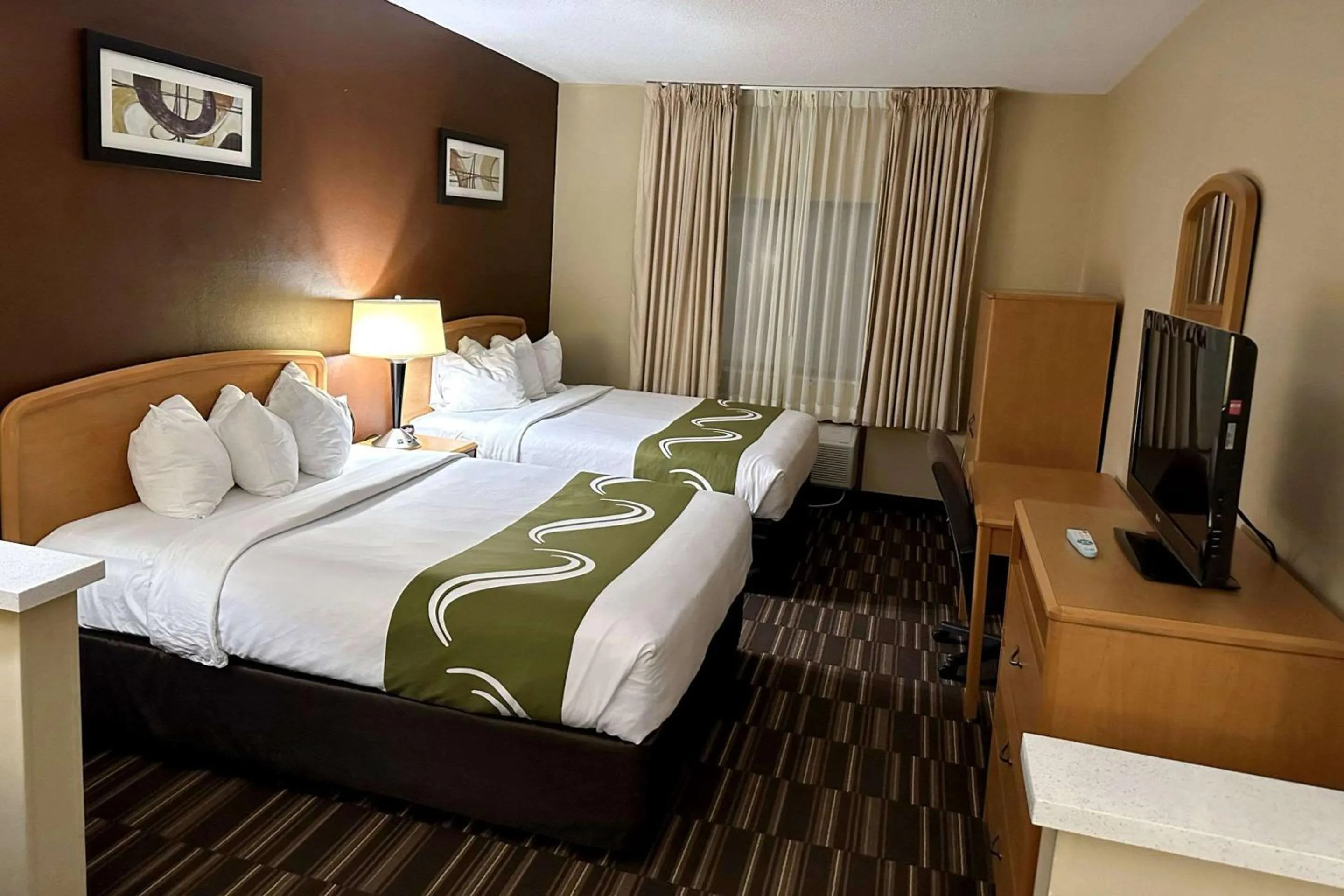 Bed in Quality Suites Near West Acres