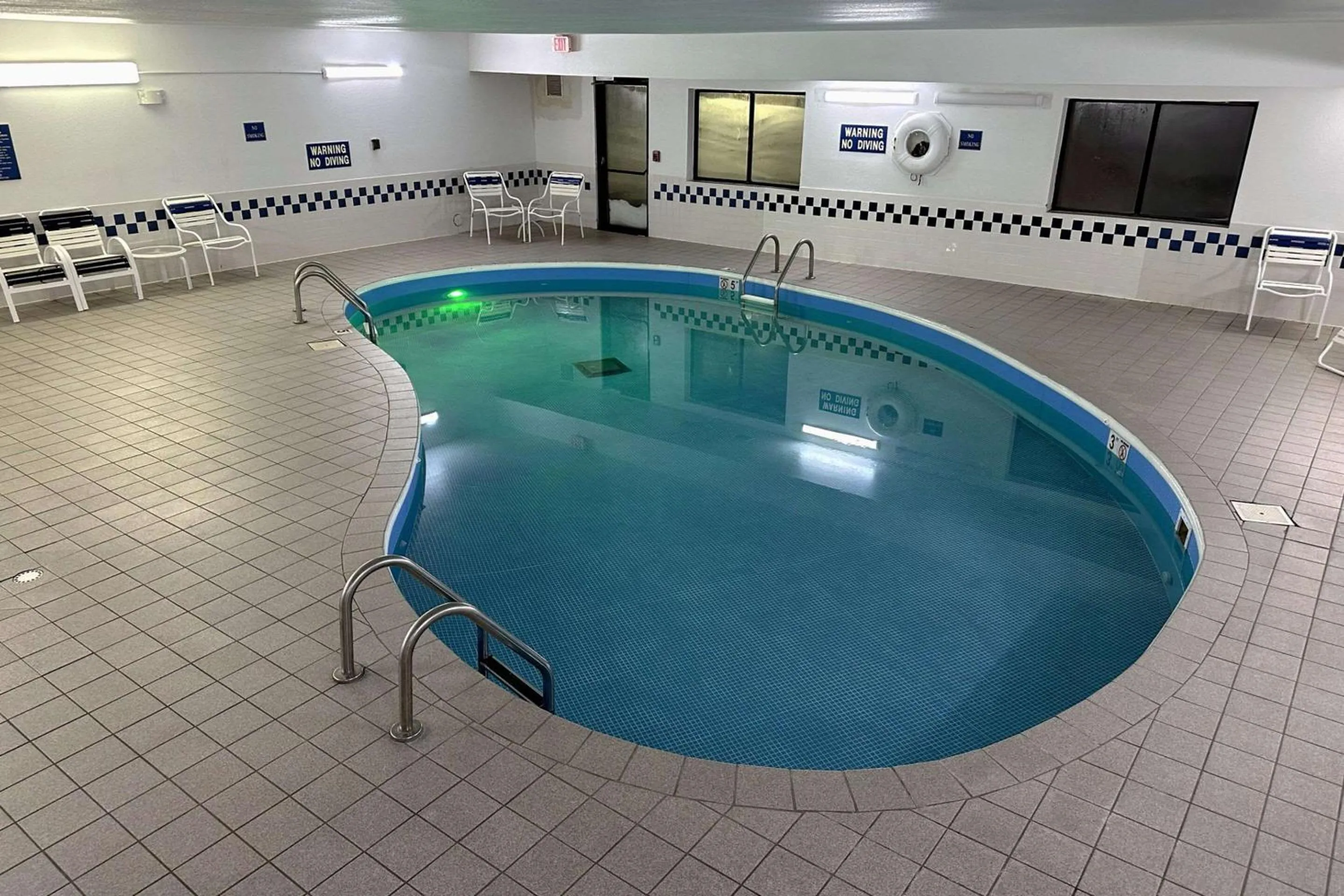 Swimming pool in Quality Suites Near West Acres