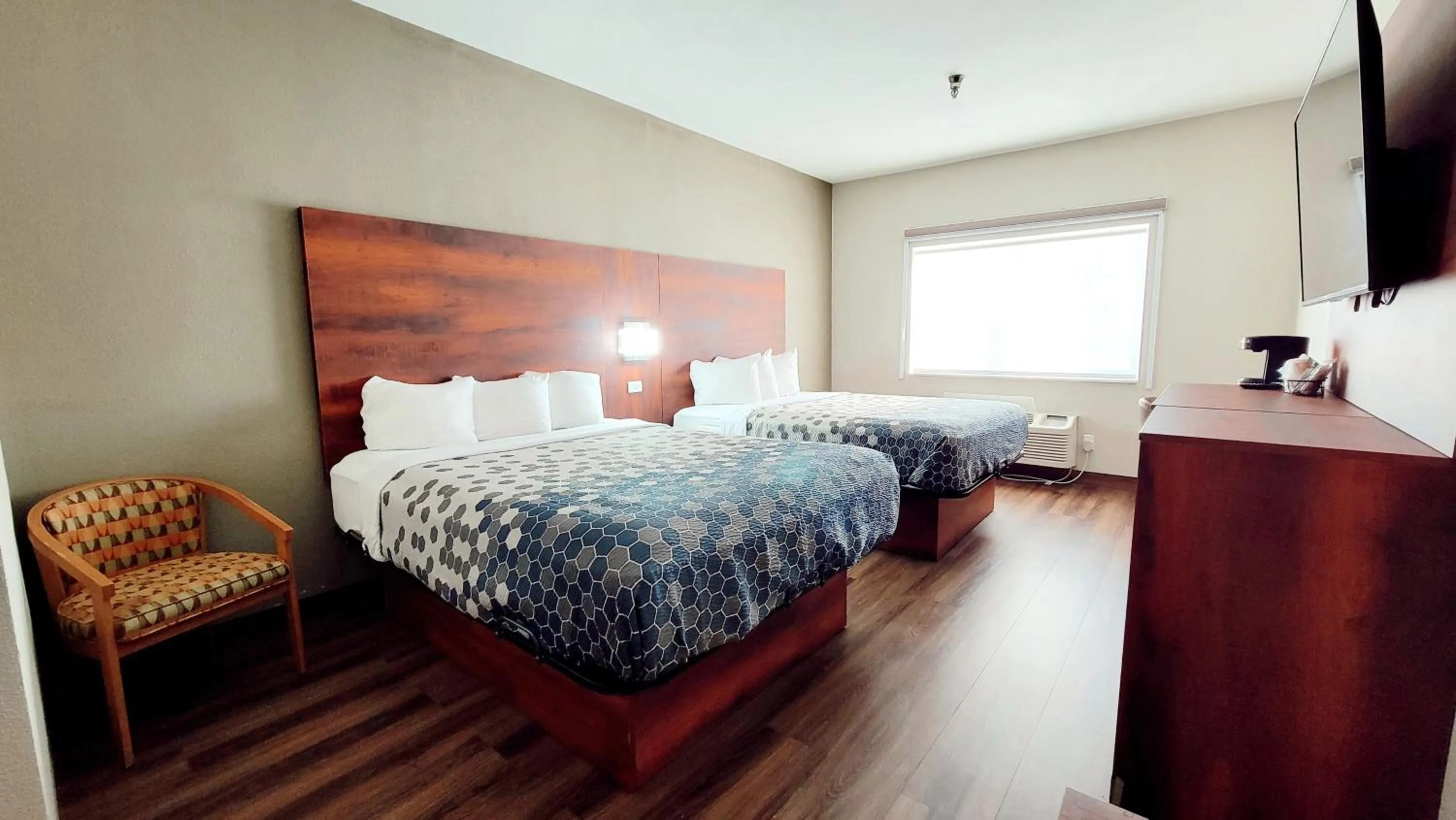 Bedroom, Bed in Econo Lodge Fargo - West Acres