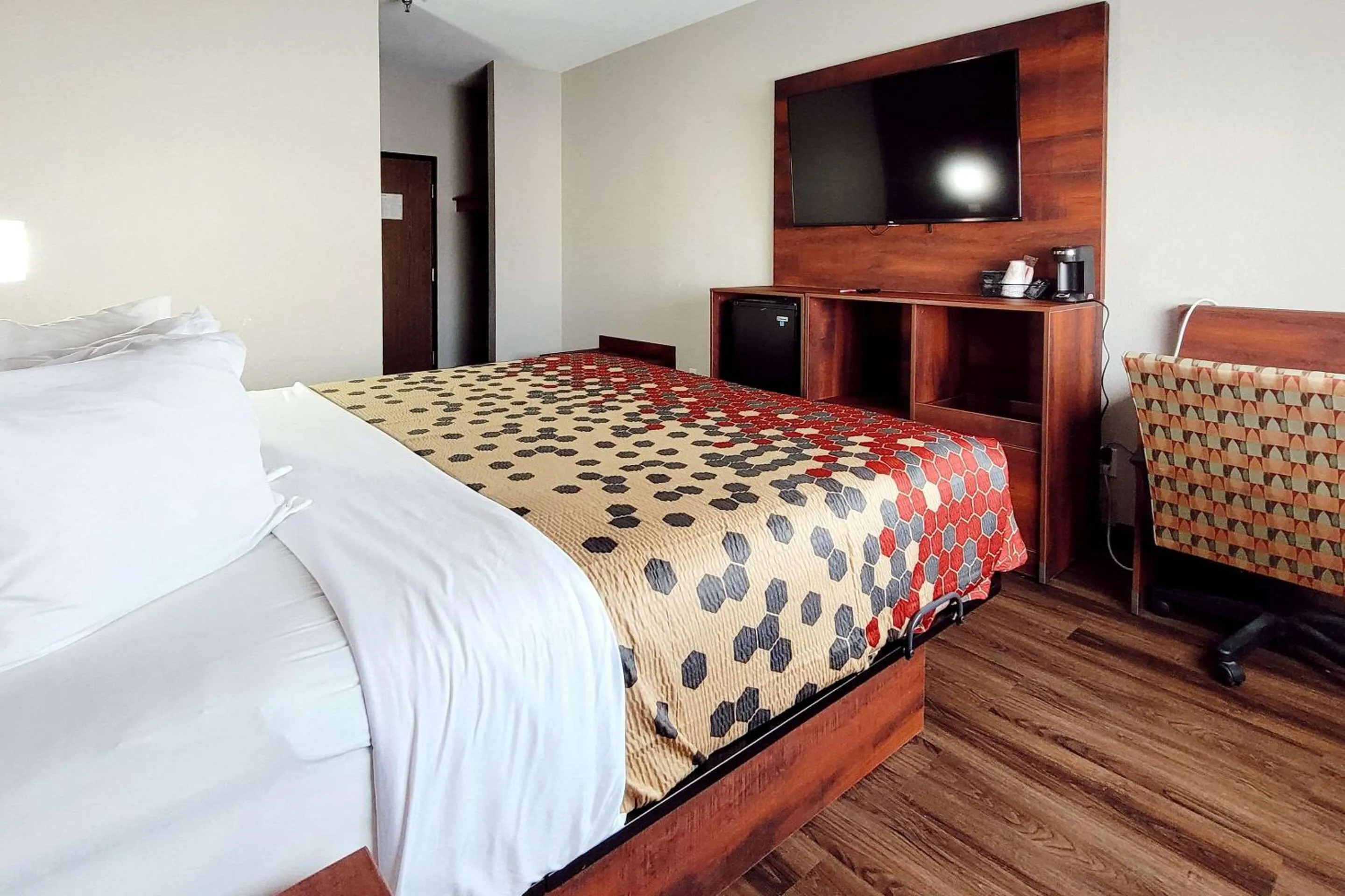 Bedroom, Bed in Econo Lodge Fargo - West Acres